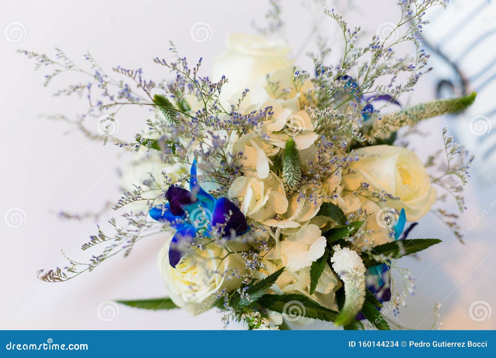 Belle Pièce Centrale De Bouquet De Fleurs Bleu Et Blanc Photo stock - Image  du bouteille, diamant: 160144234