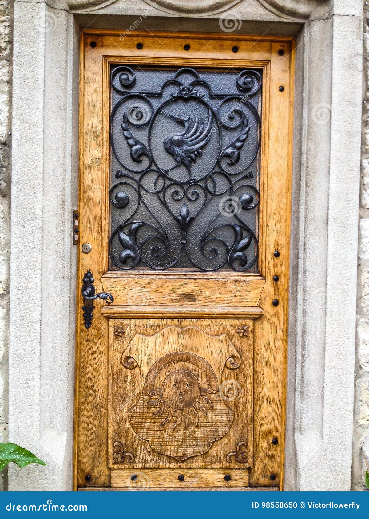 Belle Porte En Bois Avec Le Modèle Travaillé De Fer De Cygne