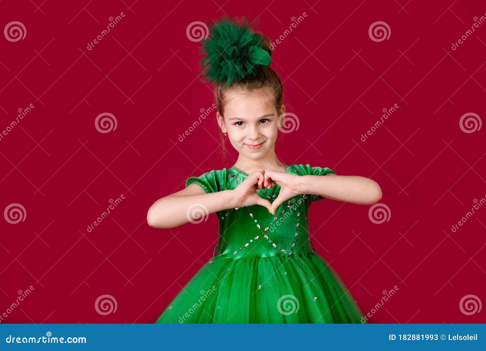 Belle Princesse Danse De Cette Petite Fille à La Robe Verte De Luxe Isolés  Sur Le Fond Rouge. Partie De Carnaval Avec Des Costumes Image stock - Image  du enfant, célébrez: 182881993