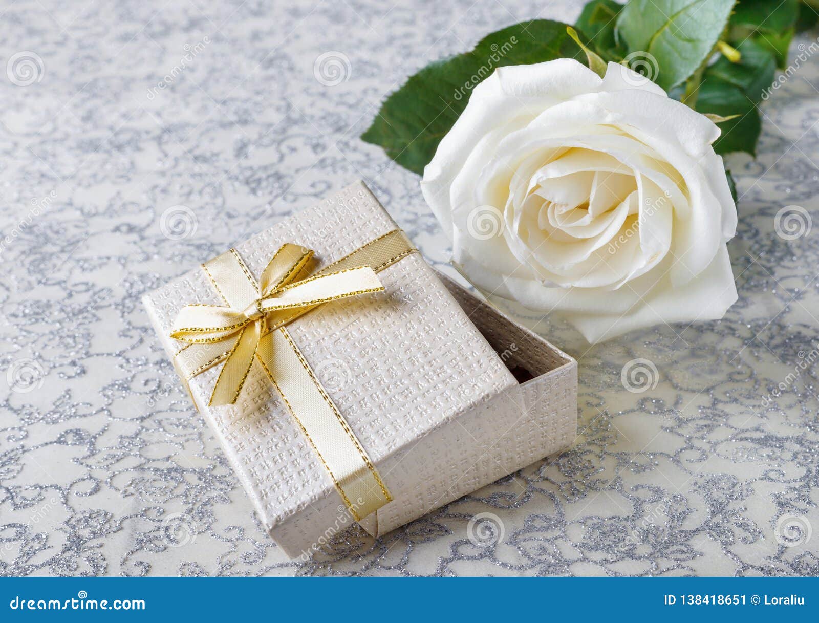 Belle Rose Blanche Avec Un Boîte-cadeau D'or Pour La Saint-Valentin Image  stock - Image du bande, copie: 138418651