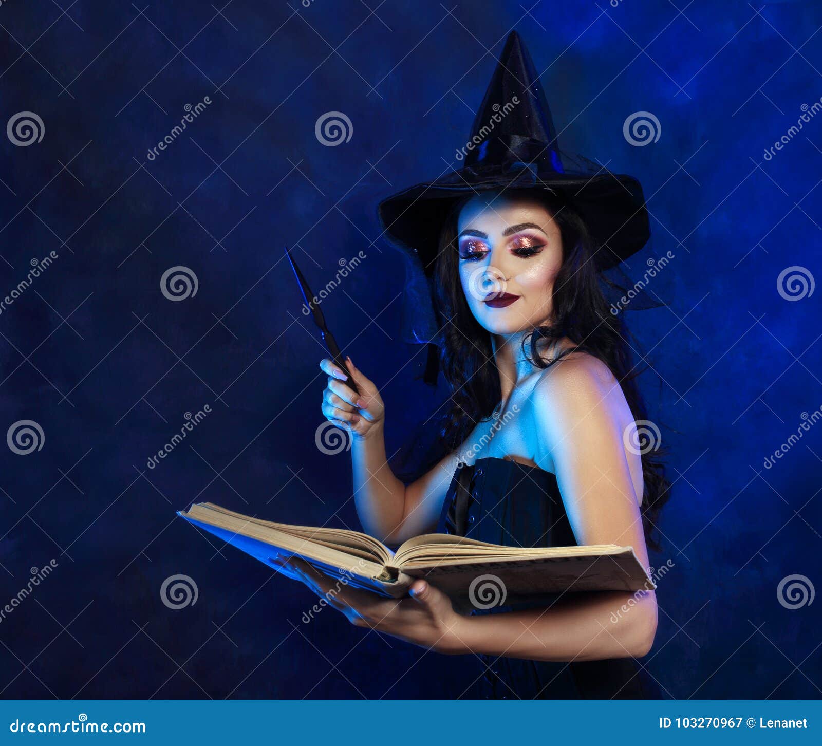 Belle Sorcière Avec La Baguette Magique Magique Image stock - Image du  fixation, bleu: 103270967