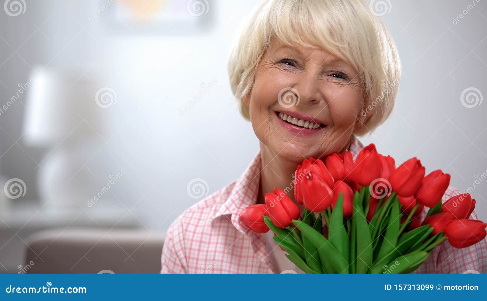 Belle Vieille Femme Avec Des Fleurs Souriant A La Cama C Ra Cadeau D Anniversaire Image Stock Image Du Fleurs Femme