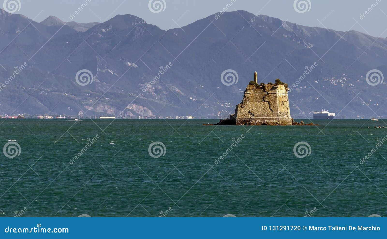Belle vue de l'île de Torre Scuola dans le Golfe des poètes de Portovenere, Ligurie, Italie, l'Europe