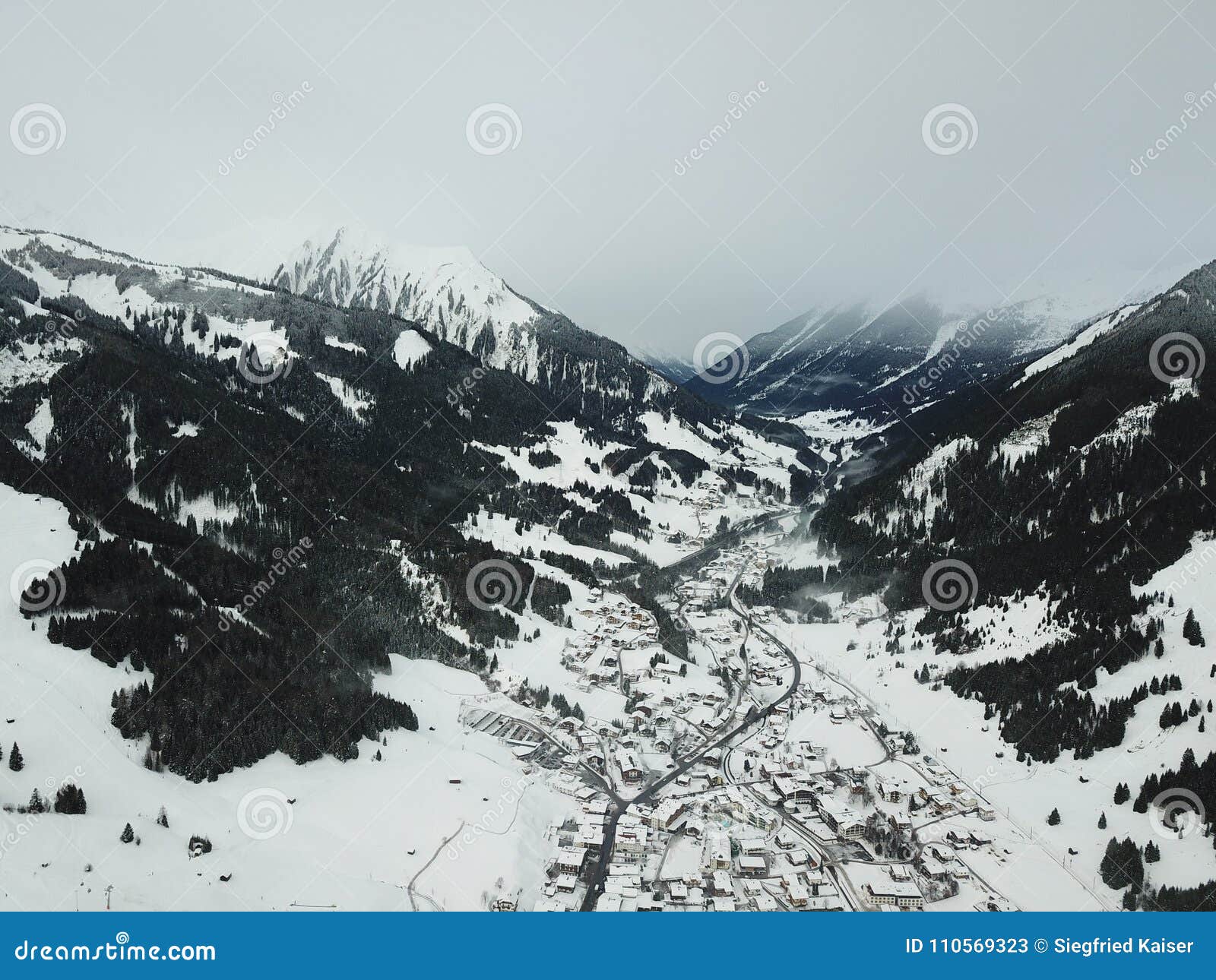 Belle vue près de Lermoos, Autriche. Belle vue des montagnes en hiver près de Lermoos et d'Ehrwald, Autriche, station de sports d'hiver