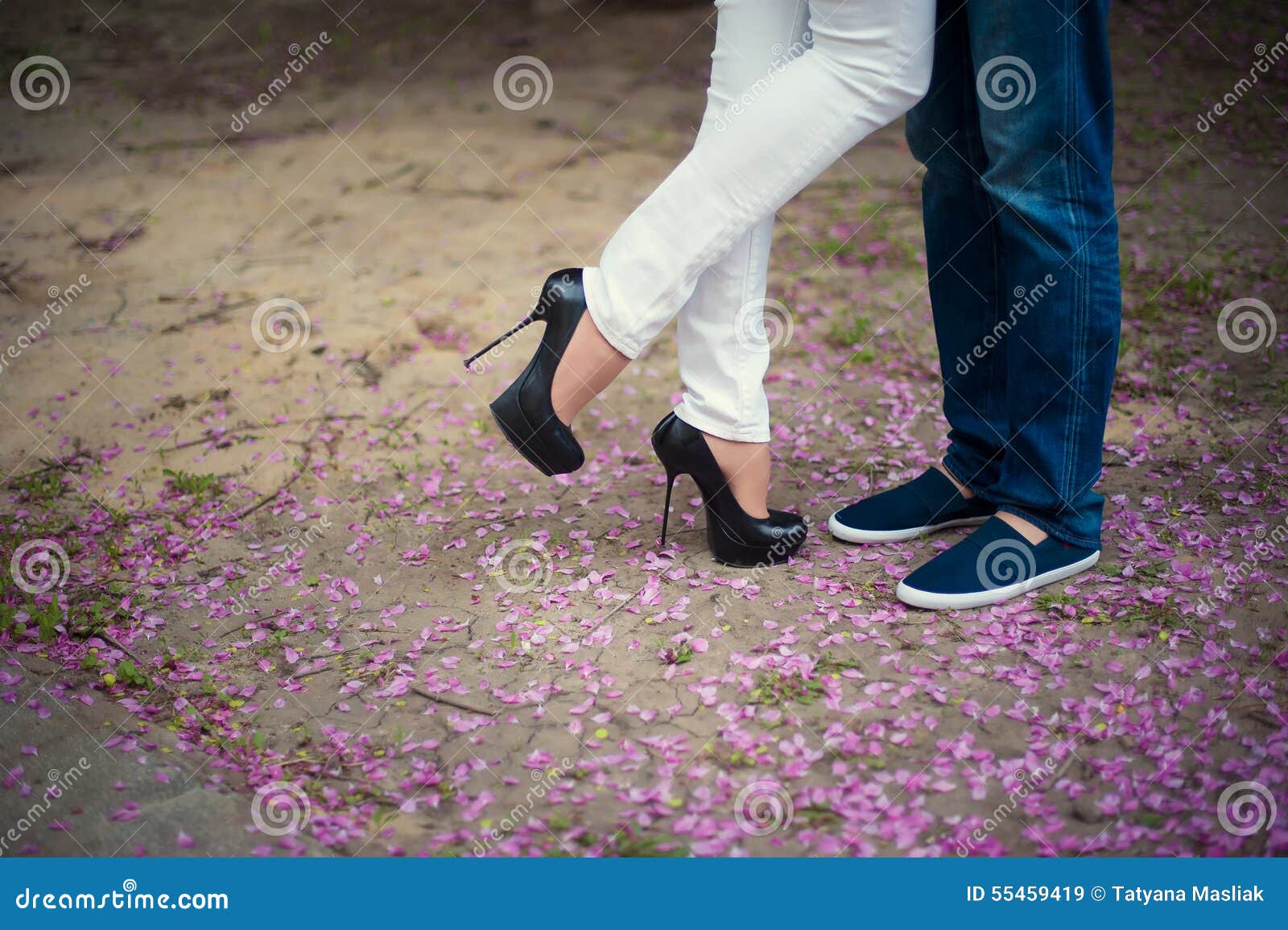Belles Jambes De Jeune Fille Dans Des Talons Hauts à Côté De L'homme De Jambes Dans Des Pétales Roses De Fleur, Style, Mode, Conc Image stock - Image du rester, concept: 55459419
