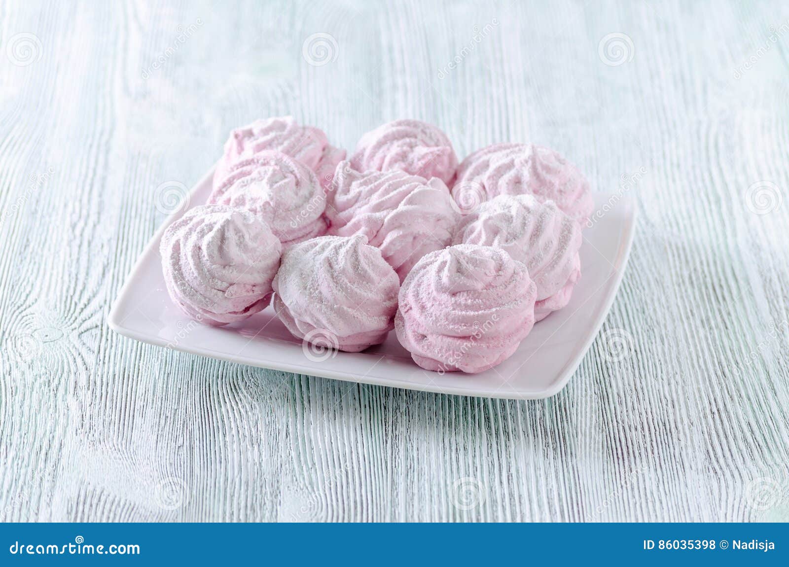 Belles Meringues De Rose De Pastel Zéphyrs Guimauves Sur