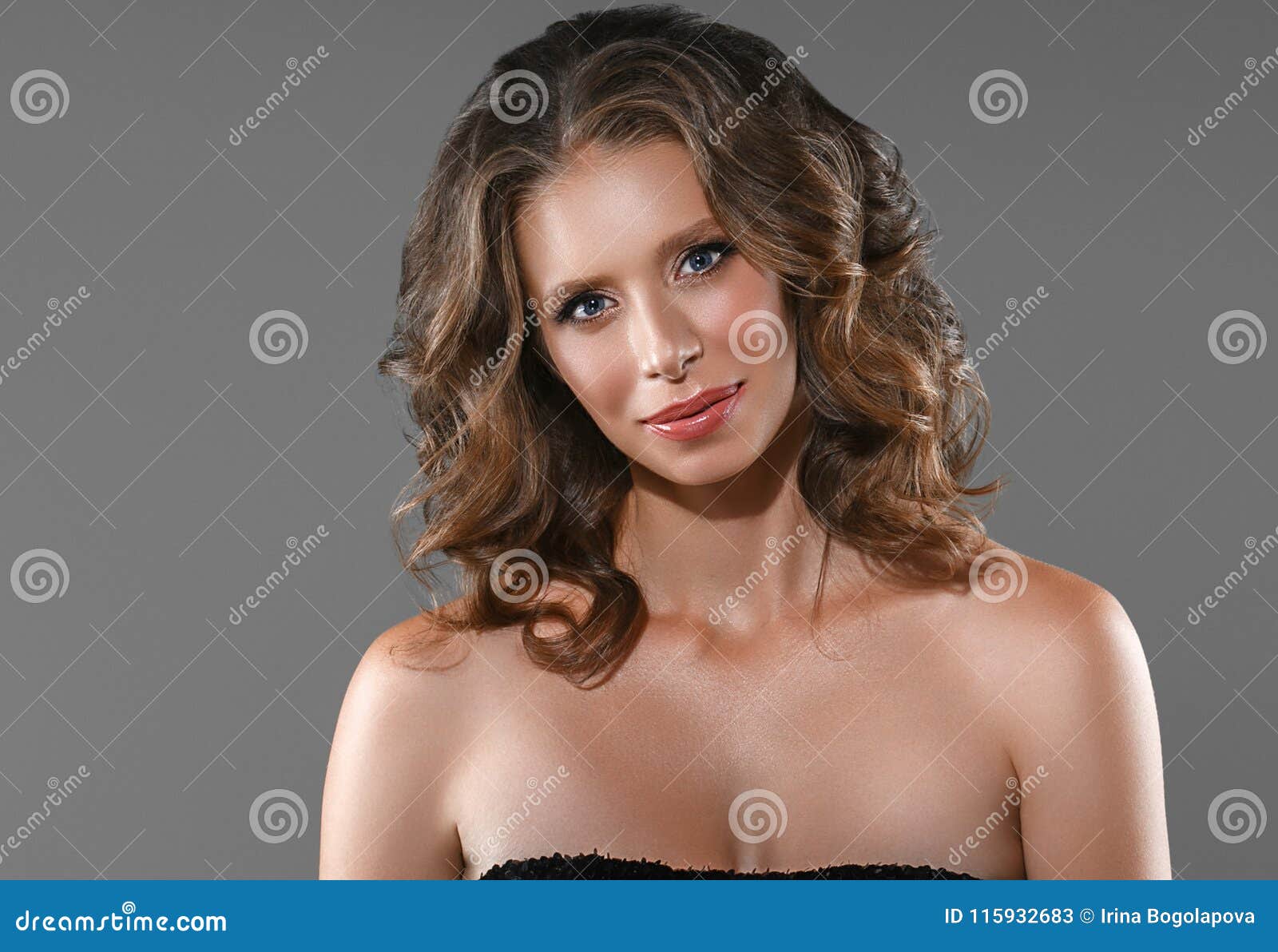 Belleza De La Edad Media De La Mujer Hembra Elegante Con Maquillaje Perfecto Y Imagen De Archivo