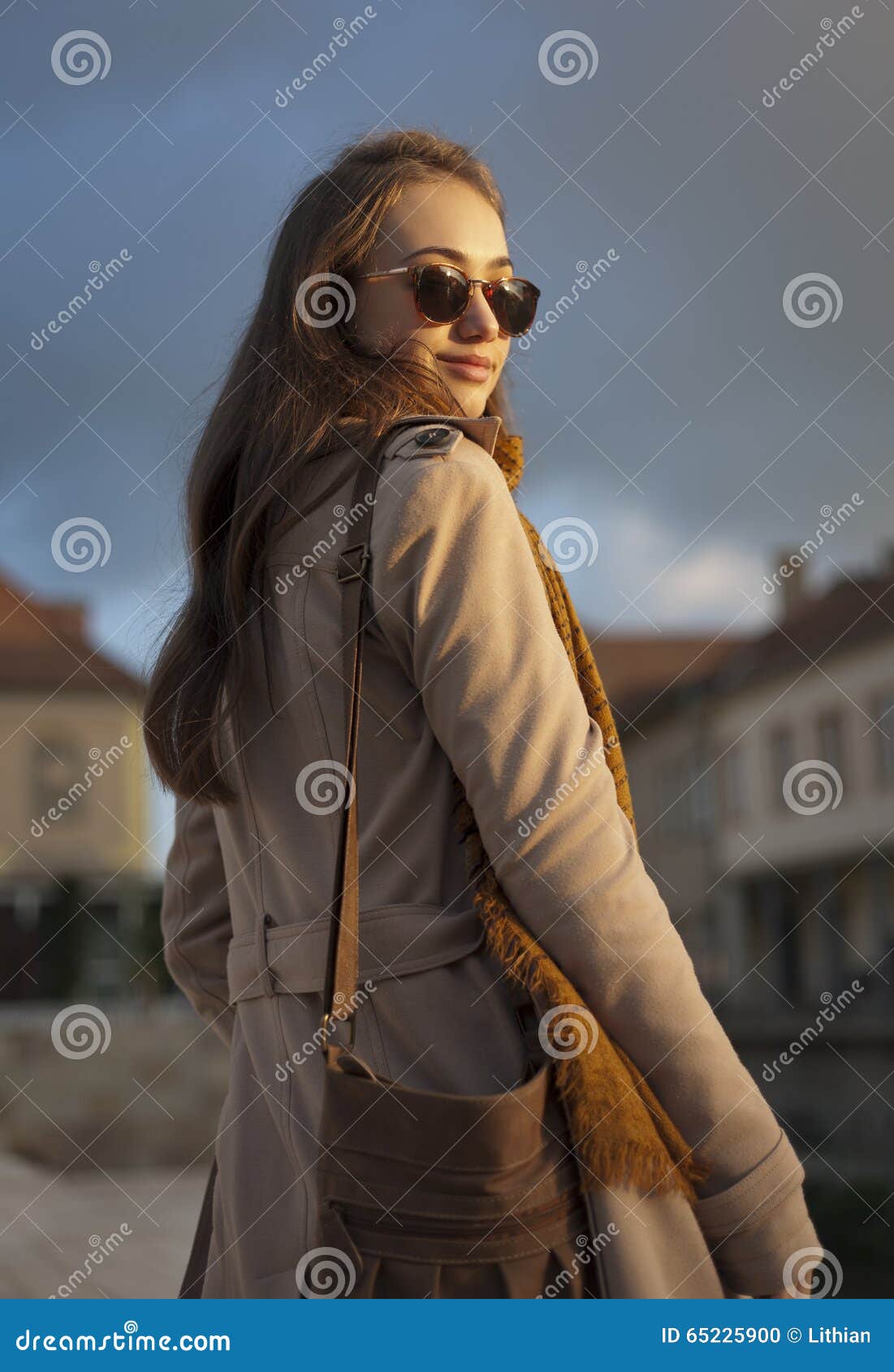 Belleza de la moda del otoño. Al aire libre retrato de una belleza hermosa de la moda del otoño