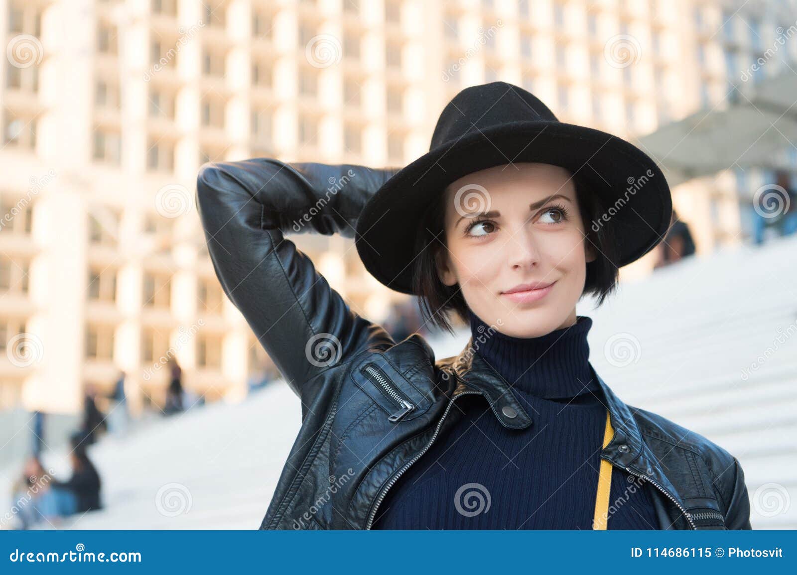 Belleza, Mirada, Maquillaje Mujer En Sonrisa Del Sombrero Negro En Las Escaleras En París, Francia, Moda Moda, Accesorio, Estilo Imagen de archivo - Imagen de escaleras, pelo: 114686115 Belleza, Mirada, Maquillaje Mujer En Sonrisa Del Sombrero Negro En Las Escaleras En París, Francia, Moda Moda, Accesorio, Estilo Imagen de archivo - Imagen de escaleras, pelo: 114686115