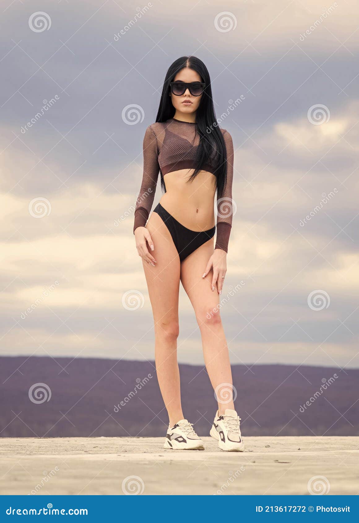 Belleza Moda Verano. Sexy Mujer Con Cuerpo En Forma. Libertad. Chica  Sensual En Ropa Interior Lencería Y Gafas De Sol Al Aire Libr Foto de  archivo - Imagen de cielo, sensual: 213617272