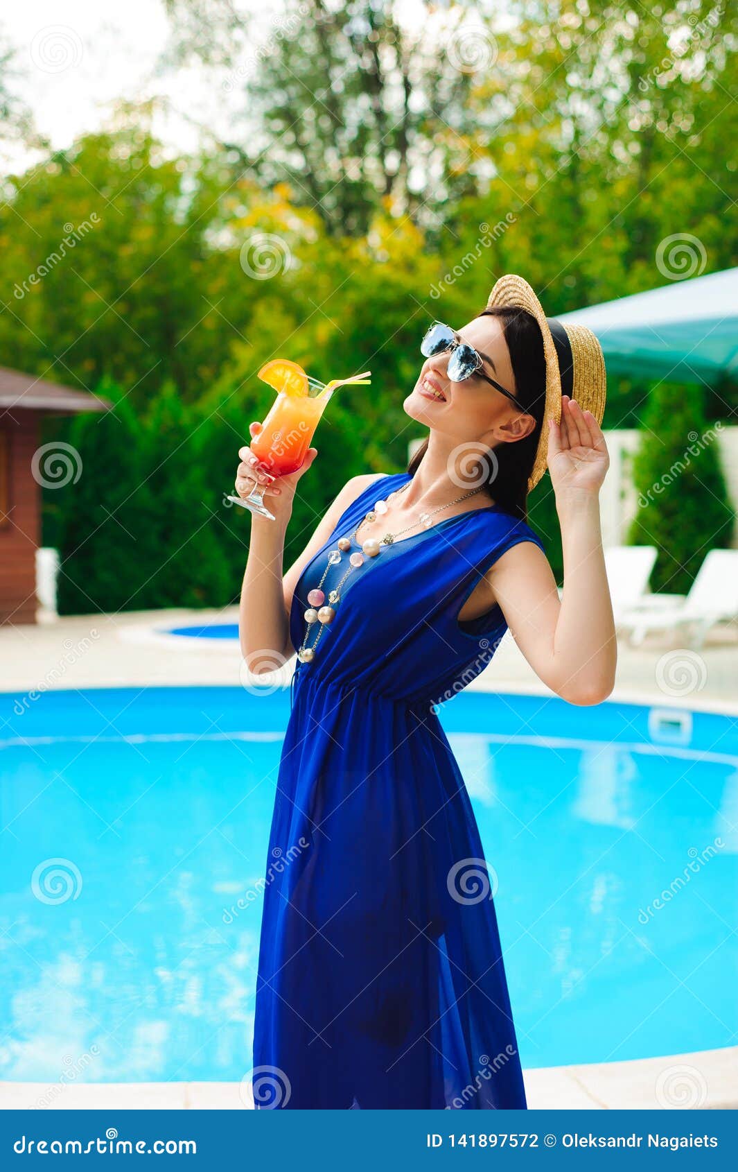 Bellezza e vacanza Giovane donna graziosa vicino alla piscina