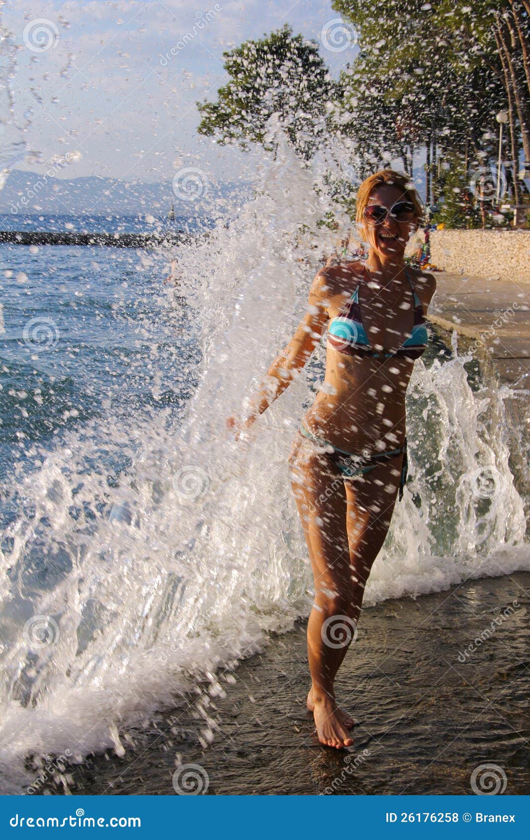 Bellezza in un'onda del mare sulla vacanza