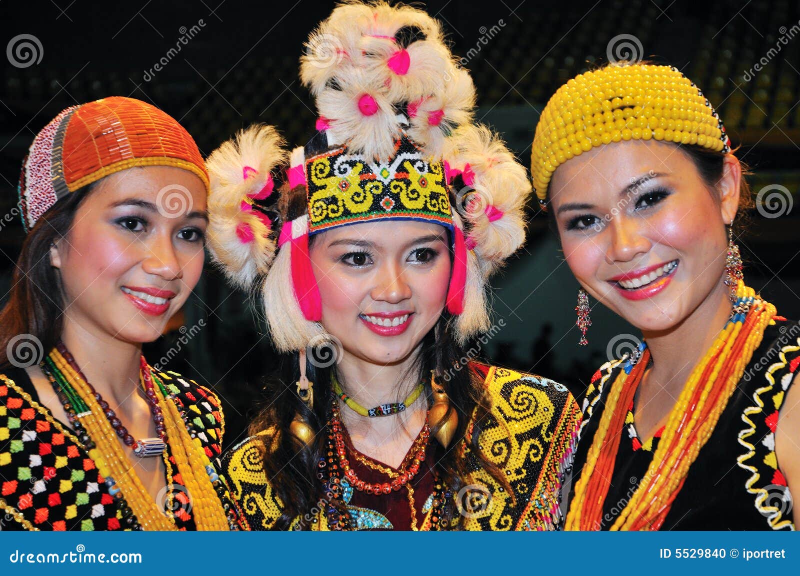 Bellezze etniche splendide. Le bellezze etniche del Borneo durante la celebrazione della Camera aperta del dayak della Malesia Gawai in Kuching il 14 giugno 2008. Nikon D300. Iso 400.