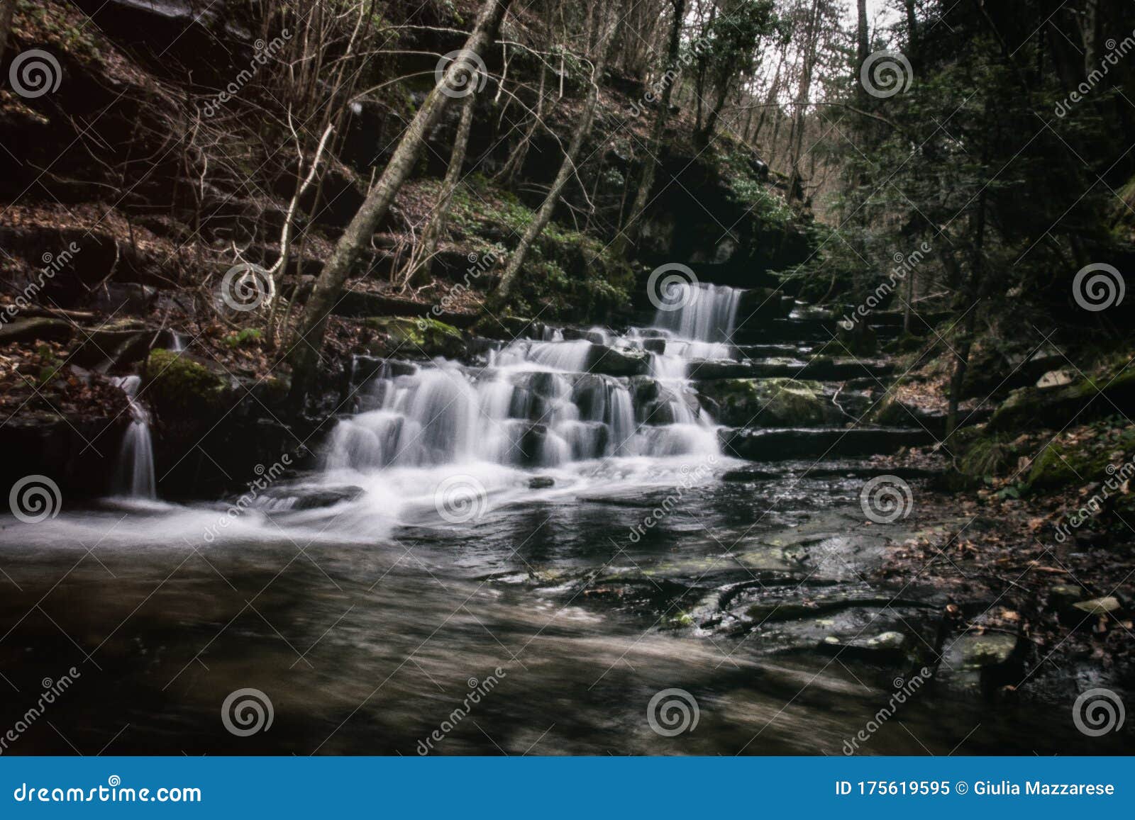 bellissima cascata di montagna