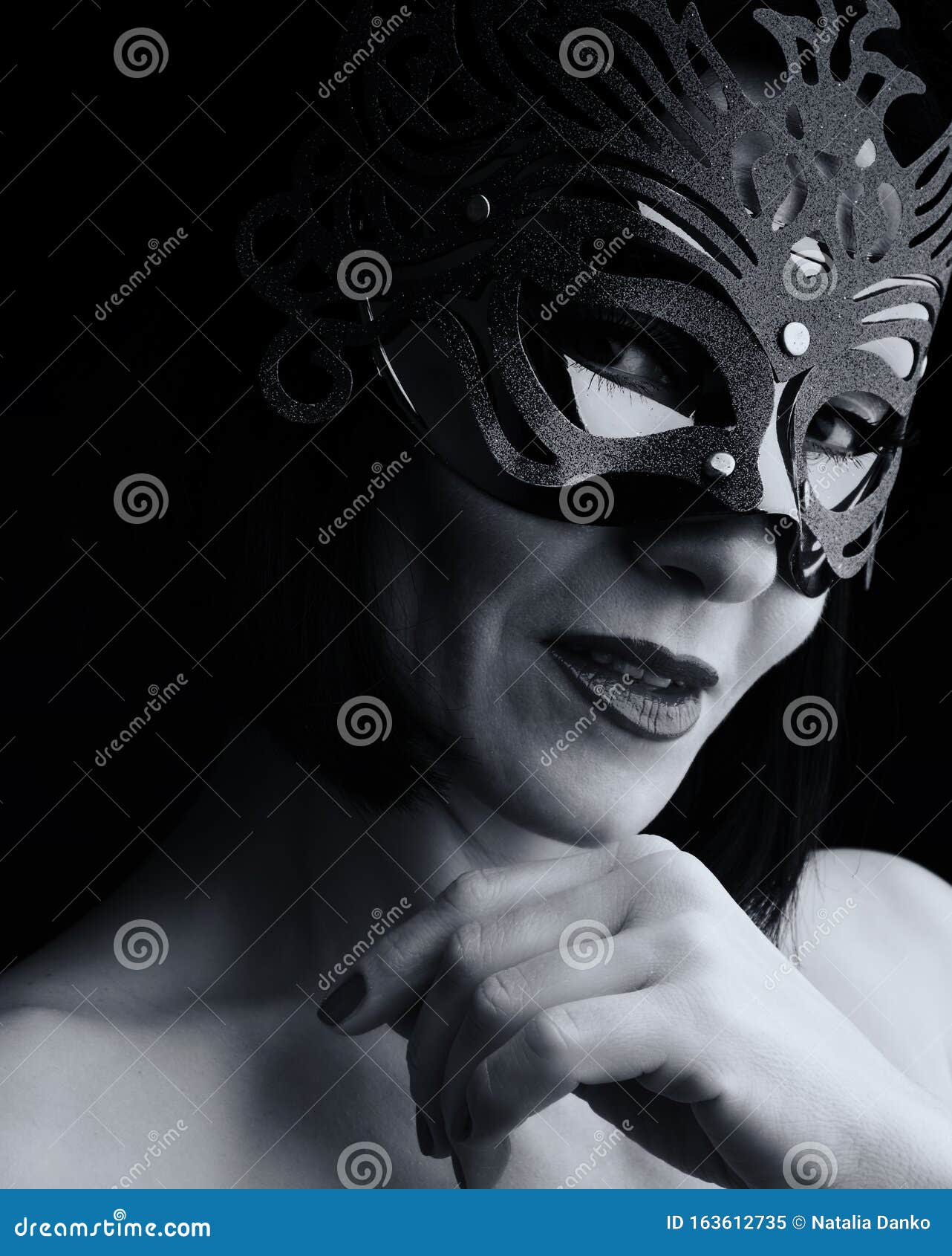 Bellissima Donna Adulta Di Aspetto Caucasico Con Capelli Neri Con Una  Maschera Da Carnevale Scintillante Immagine Stock - Immagine di carnevale,  fascino: 163612735