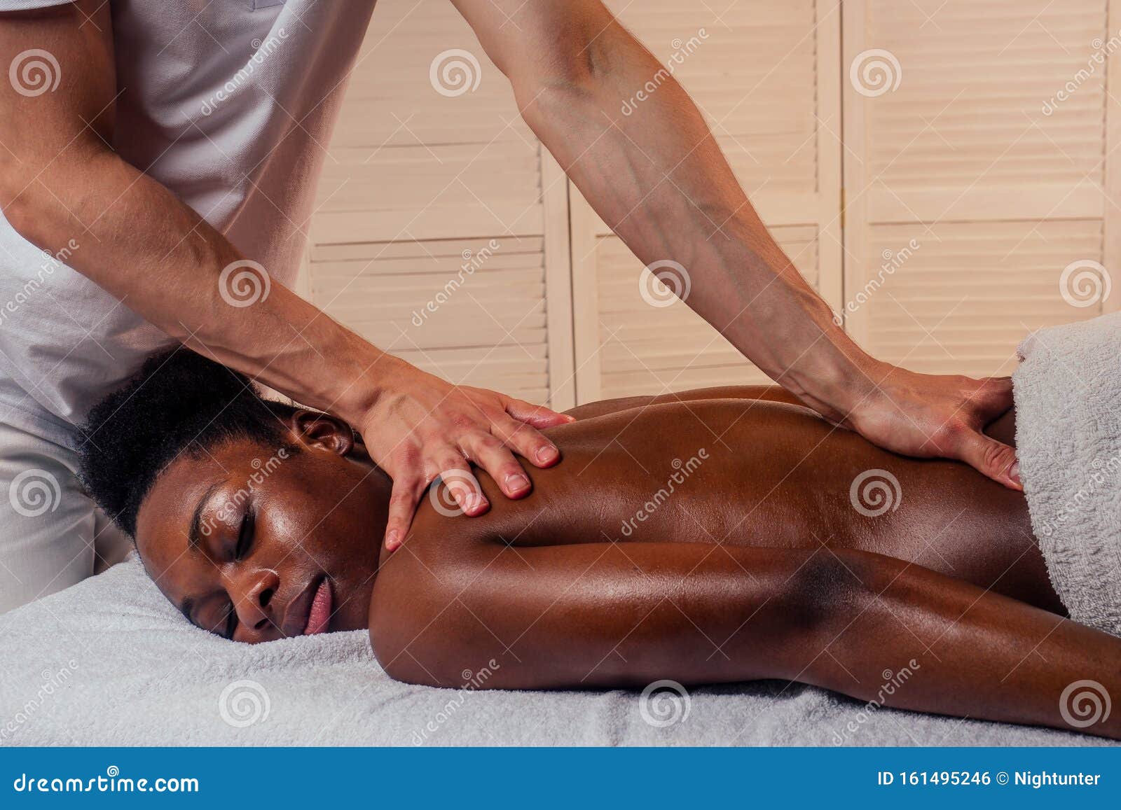 Bellissima Donna Afro-americana Con Massaggio Ayurveda Fotografia Stock -  Immagine di corpo, richiedere: 161495246