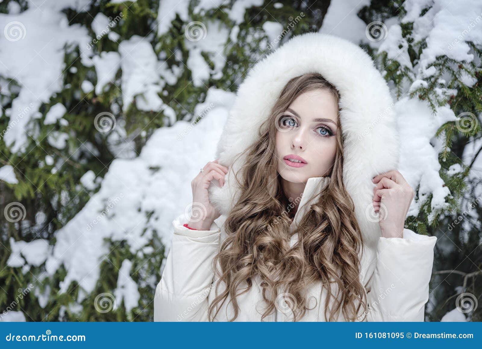 Ragazza in giacca invernale con collo di pelliccia immagini e fotografie  stock ad alta risoluzione - Alamy