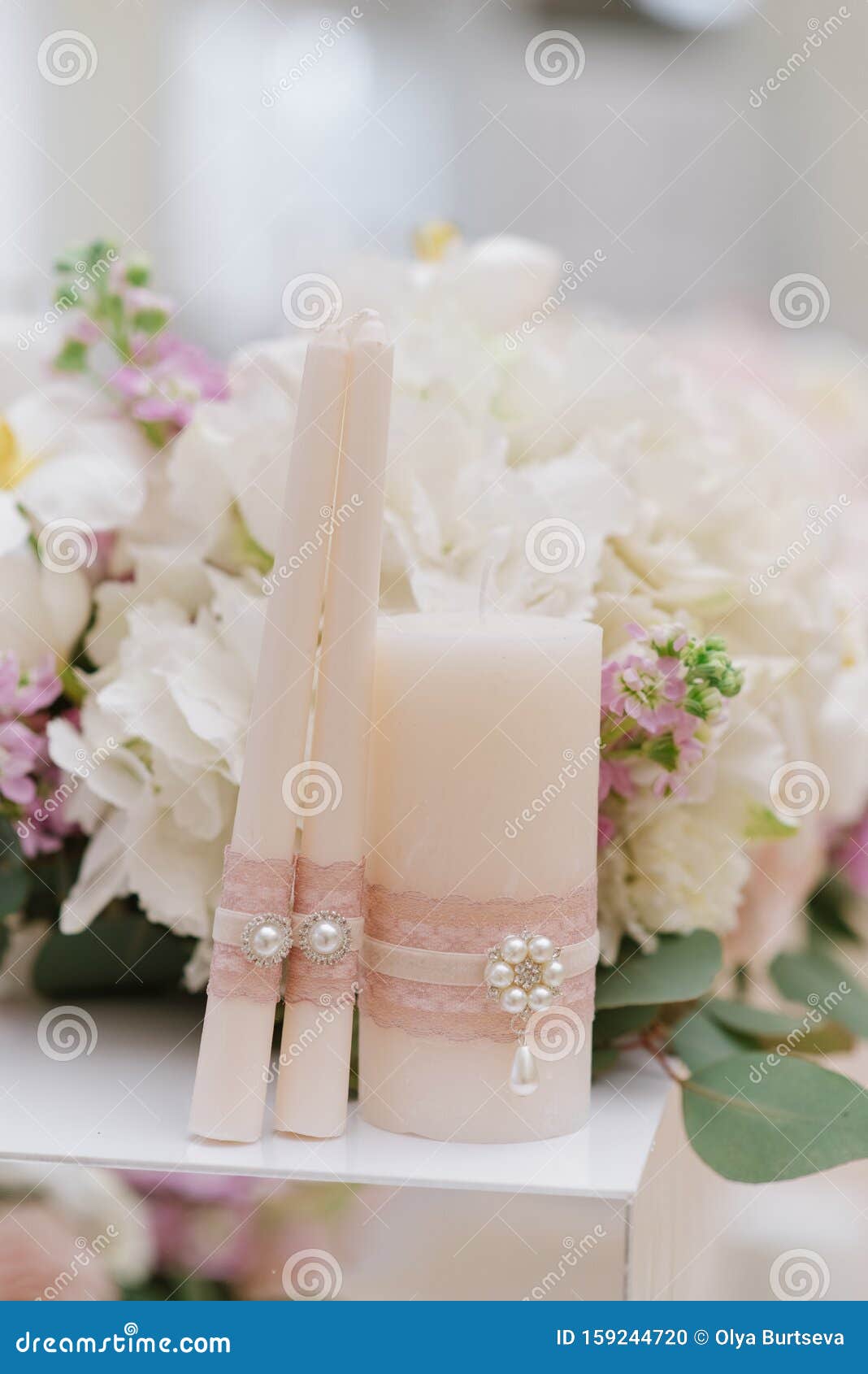 Bellissime Candele Decorate Con Pizzi Rosa Sottile E Una Piccola Spilla Sullo Sfondo Dei Fiori Di Matrimonio Fotografia Stock Immagine Di Luminoso Giorno
