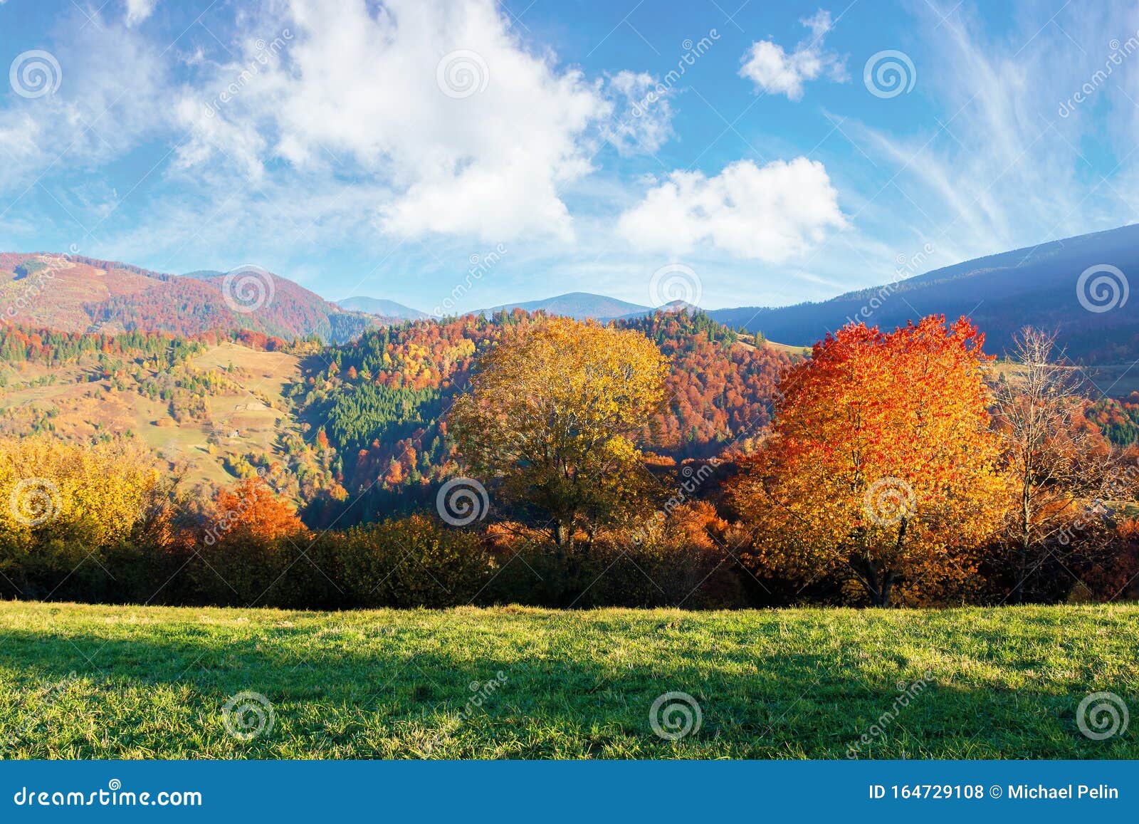 Bellissimo Paesaggio Autunnale Pomeridiano In Montagna Fotografia Stock Immagine Di Background Nube