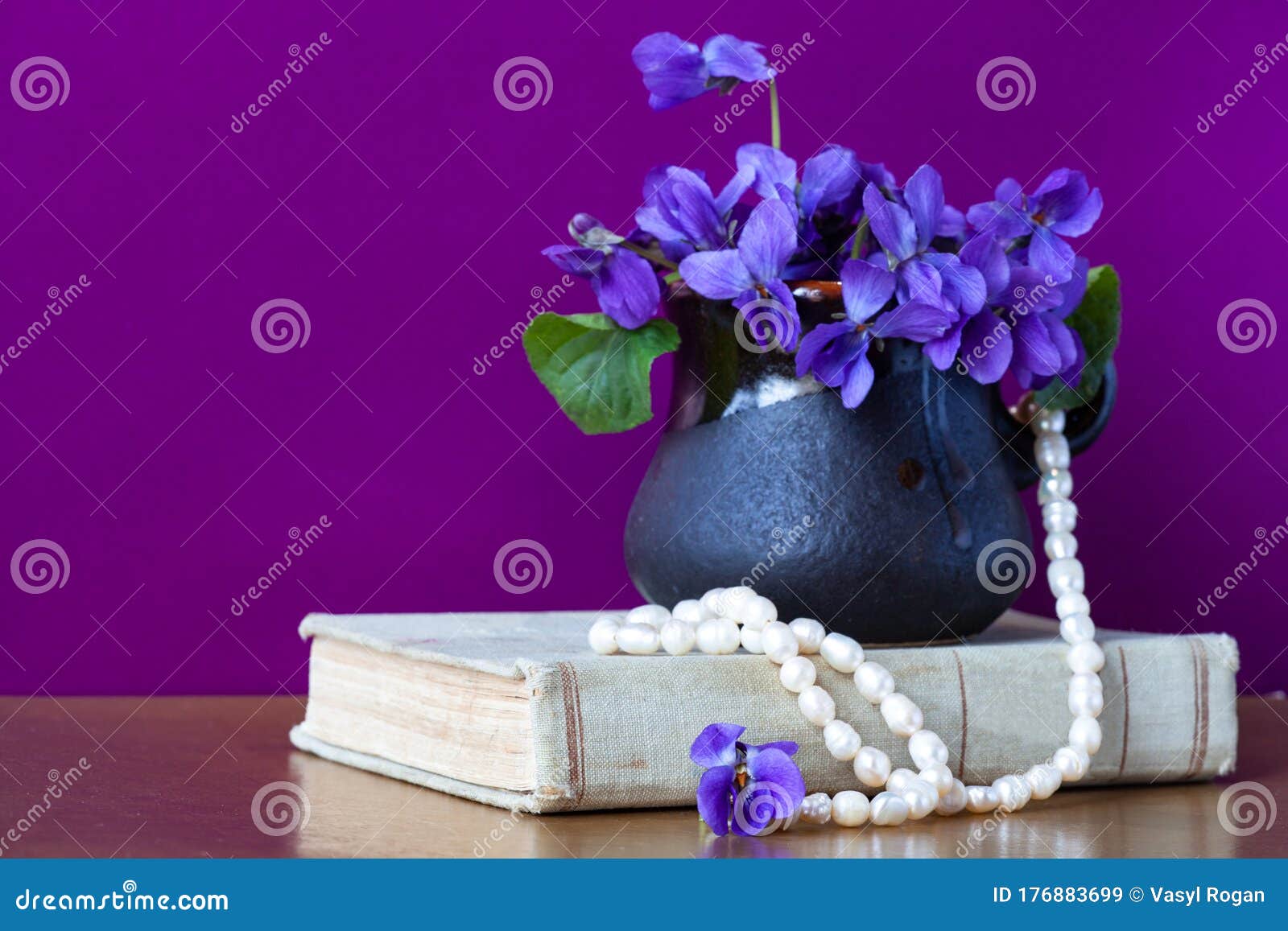 Bellissimo Piccolo Bouquet Di Violette Della Foresta in Un Vaso. Ancora Con  Un Libro Di Violette E Una Perla Immagine Stock - Immagine di libro,  decorazione: 176883699