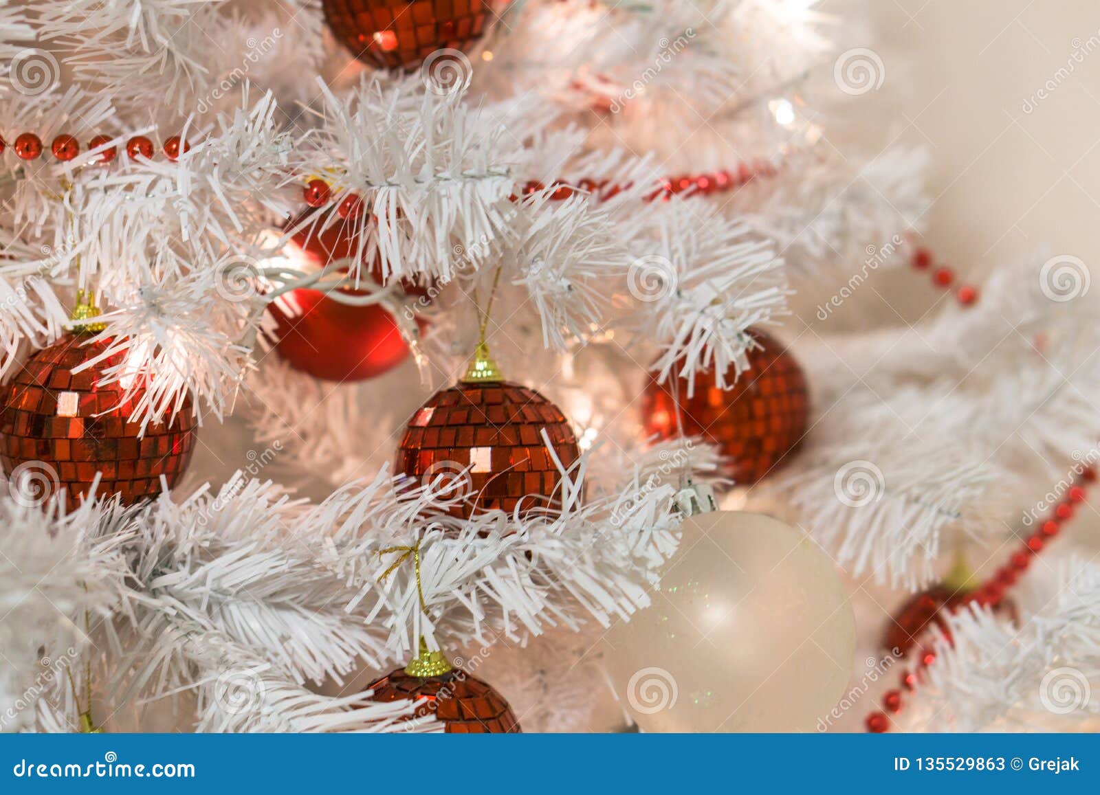 Decorazioni Natalizie Con Lampadine.Bello Albero Decorato Di Natale Bianco Con Le Lampadine E Le Luci Rosse Immagine Stock Immagine Di Celebrazione Nuovo 135529863