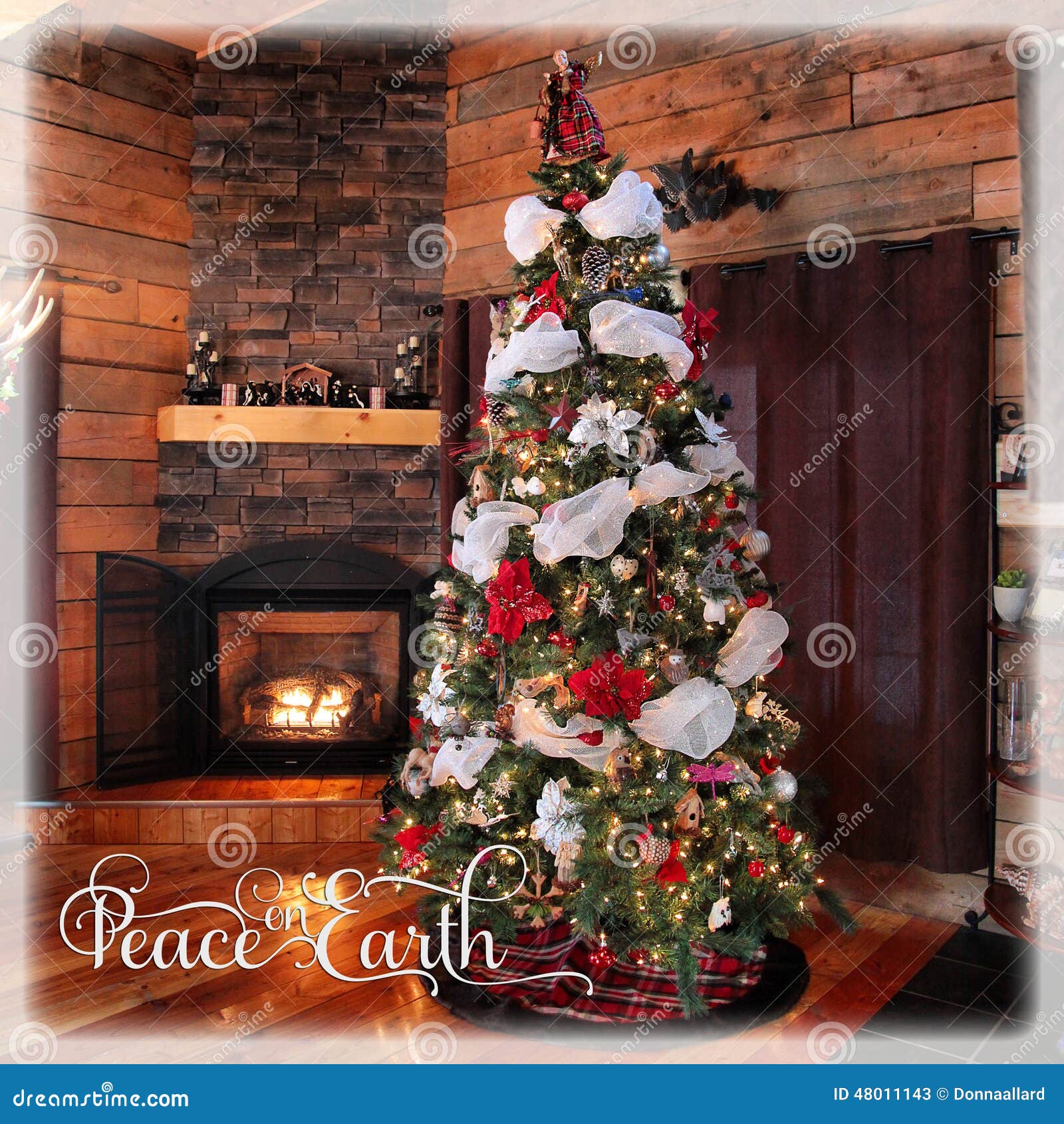 Bello instagram dell'albero di natale e del camino del cottage ...