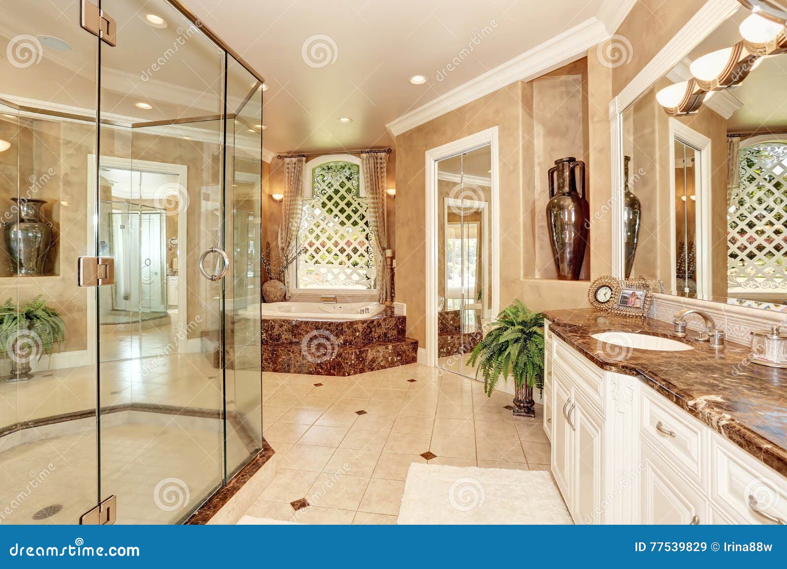 Bello interno di marmo di lusso del bagno nel colore beige ...