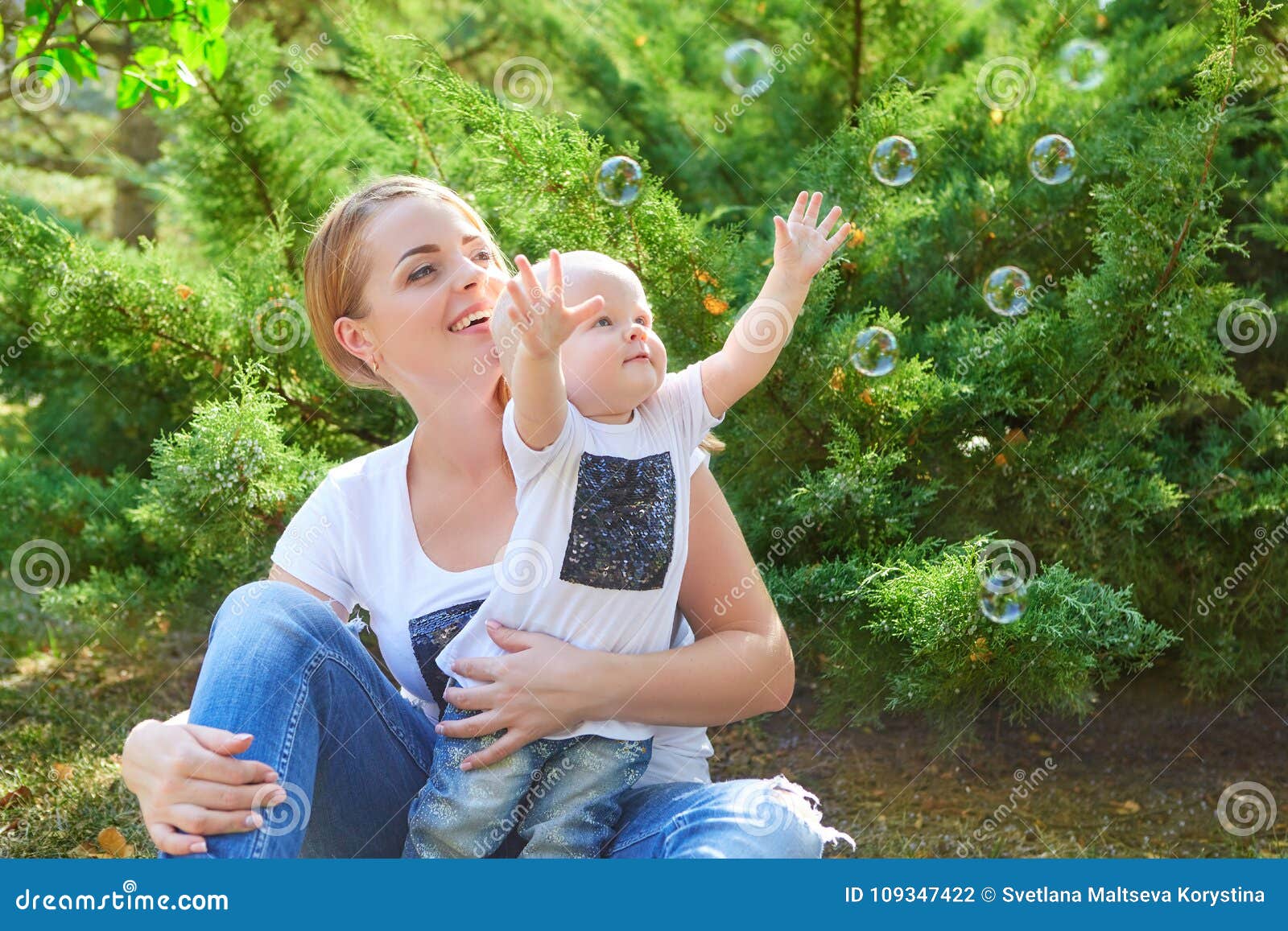 Bello madre e derivato o figlio felice del bambino. Bello madre felice e derivato o figlio del bambino che gode nel parco di estate