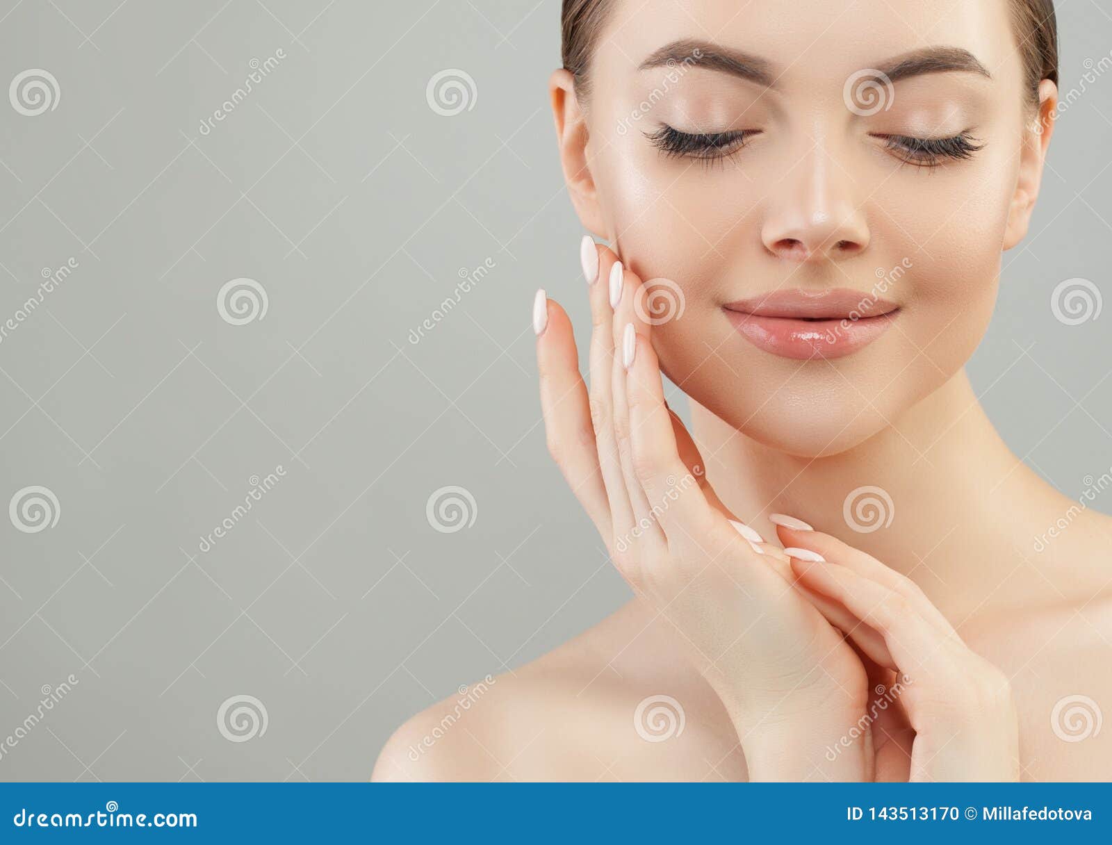Bello modello della stazione termale della giovane donna Ragazza schietta perfetta con pelle sana Concetto facciale di trattamento, di lifting facciale e dello skincare
