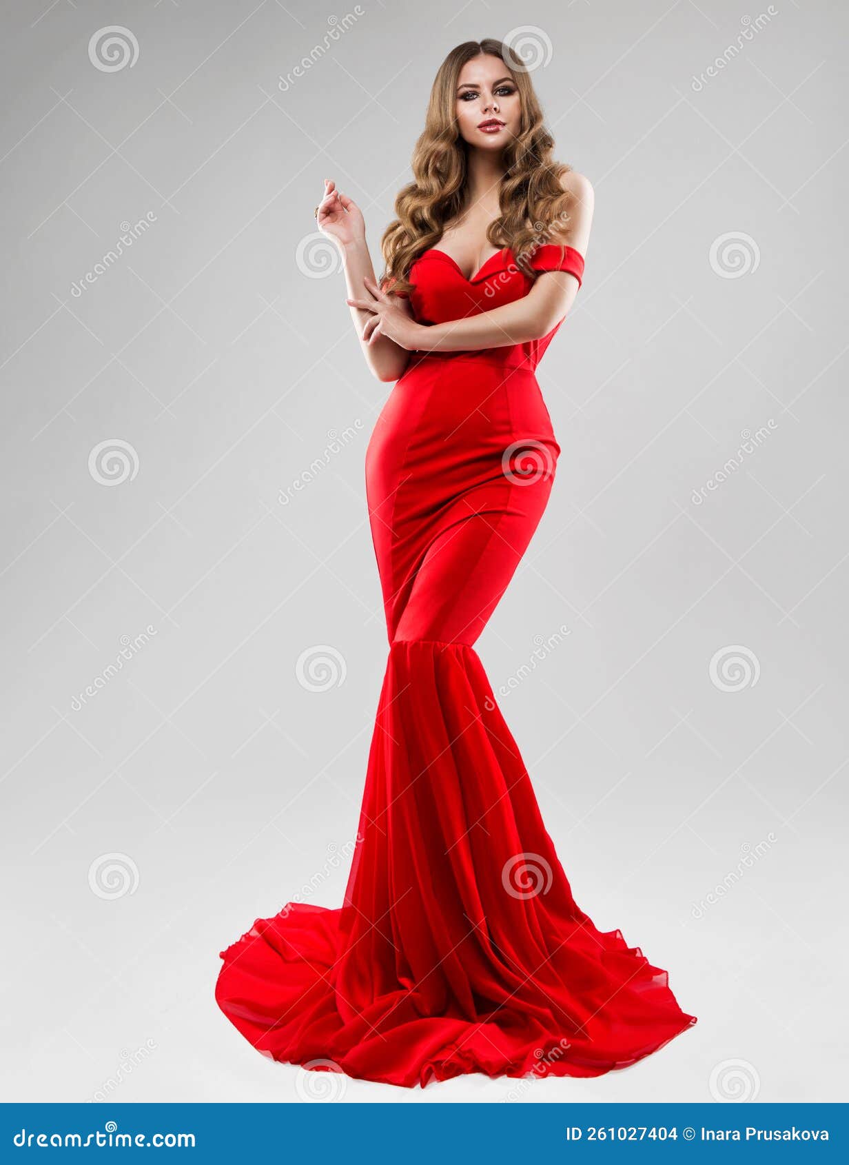 Bello Modelo Con Un Largo Vestido Rojo. Mujer De La Moda En La Sirena De Gamo Sobre Blanco. Glamour Con Peinado Ondulado Foto de archivo - Imagen de gris, celebridades: