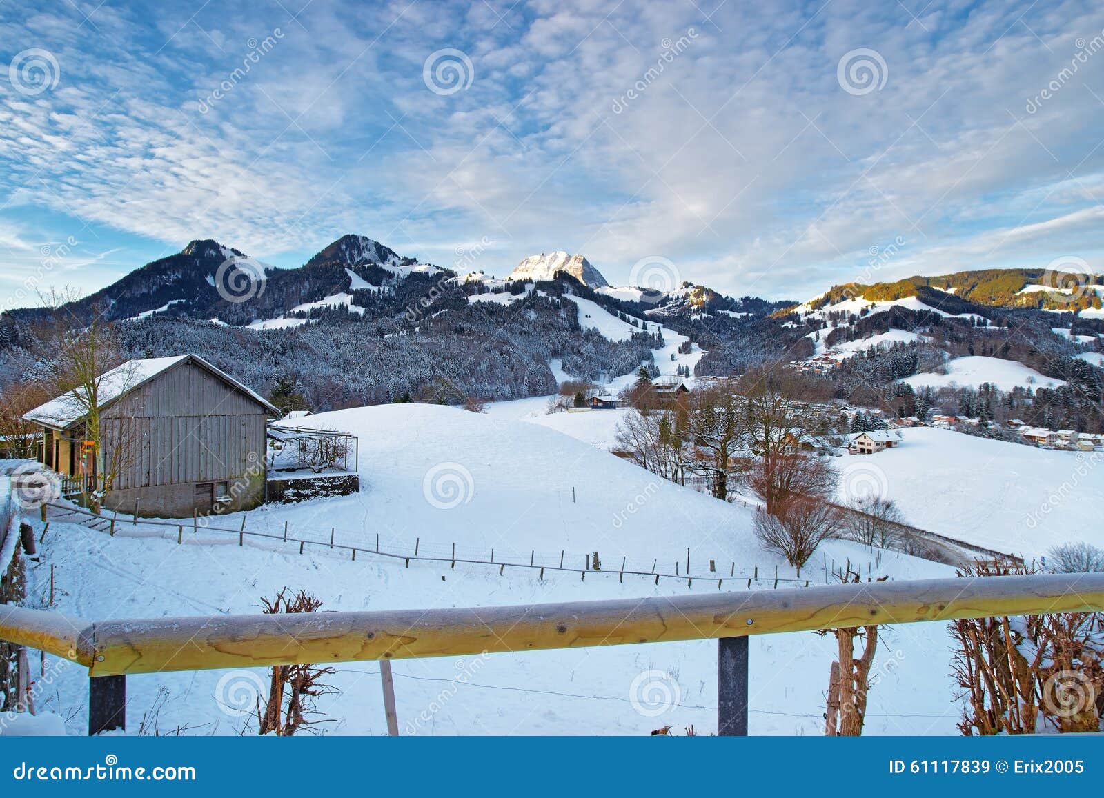 Bello Paesaggio Di Inverno Con Il Paesino Di Montagna Innevato Immagine Stock Immagine Di Hillside Capanna