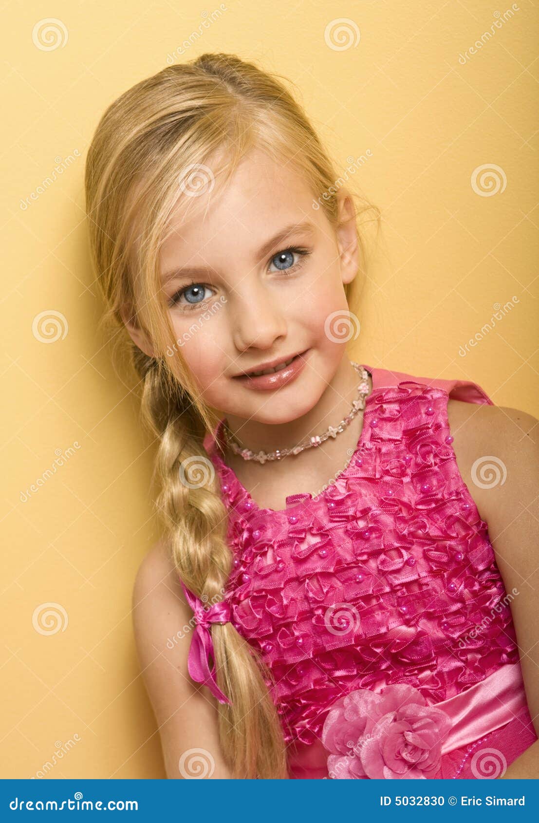 Bello piccolo biondo fotografia stock. Immagine di costume 5032830