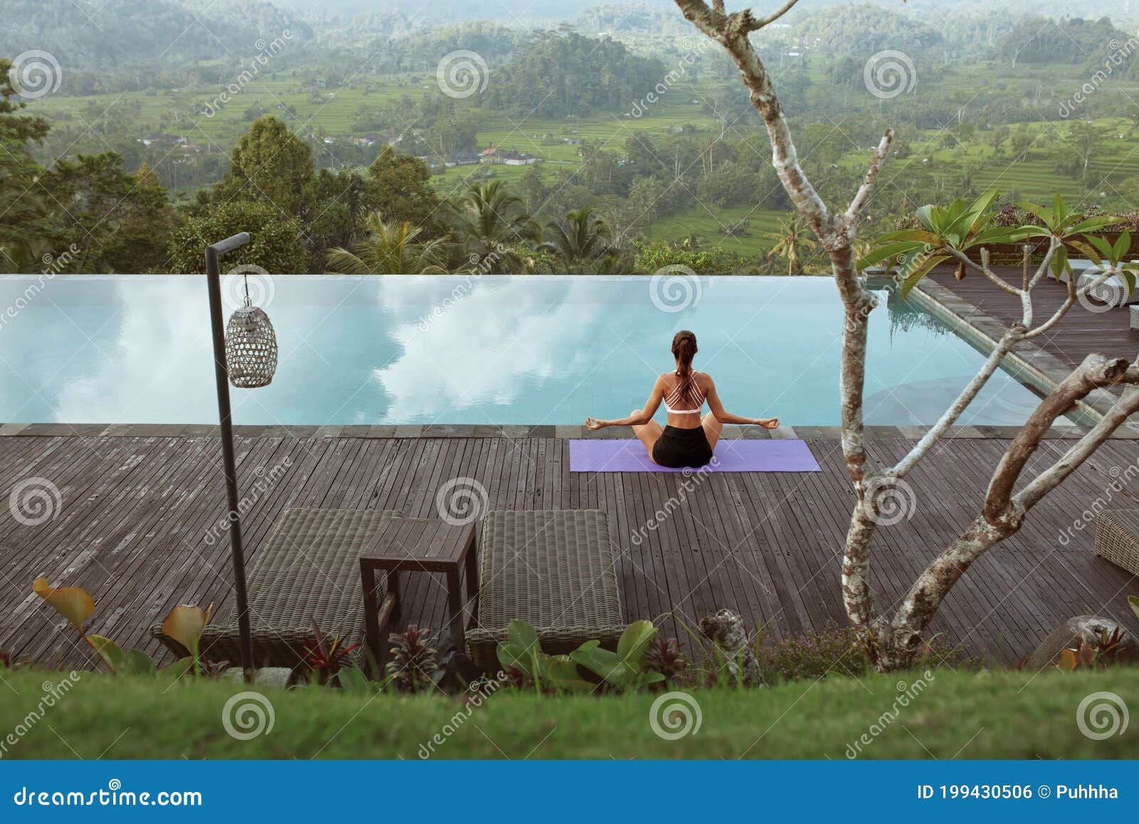 Bella ragazza che fa yoga a bordo piscina al mattino a Bali