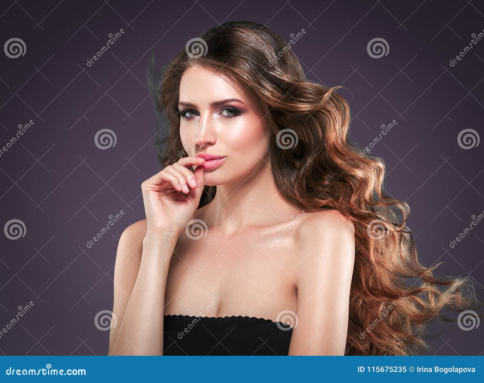 Bello ritratto della pelle di bellezza della donna dei capelli sopra fondo scuro Bella immagine sana lunga delle azione della ragazza del modello dei capelli Colpo dello studio