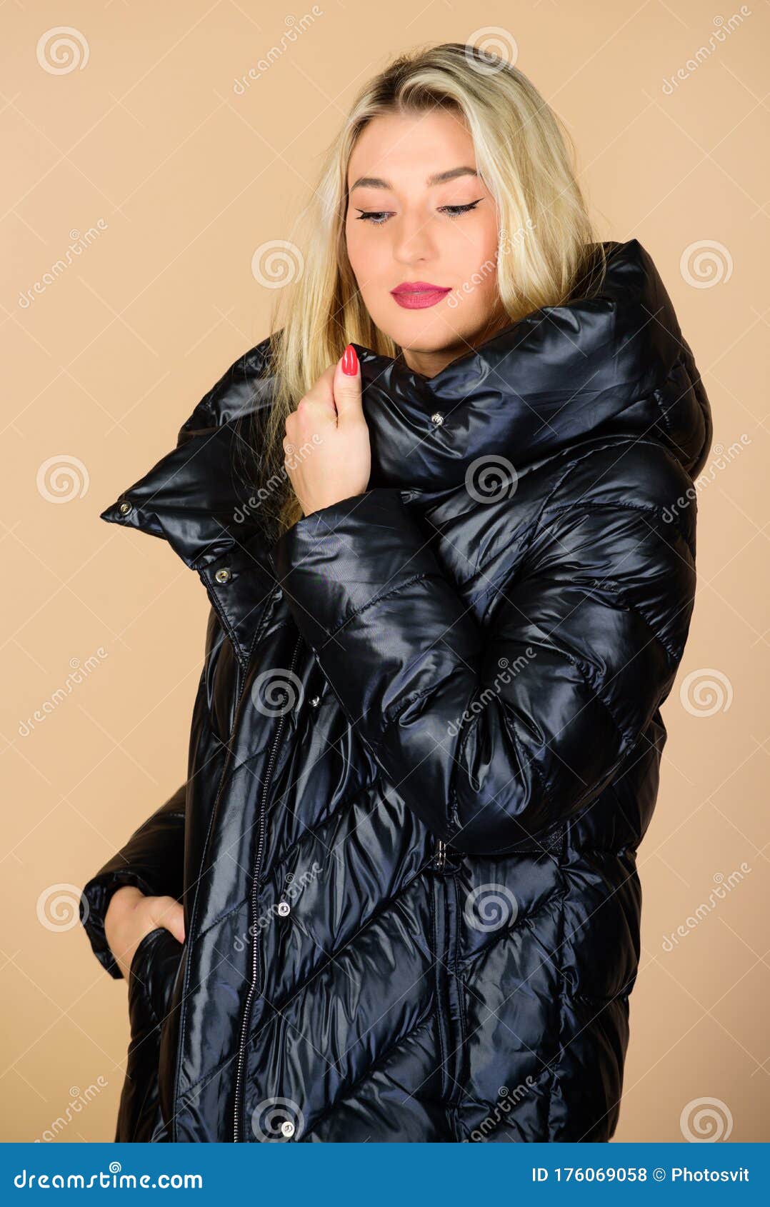 Bello Rubio De Moda. La Chica Disfruta Usando Una Chaqueta Brillante Con Abrigo. Camisa De Fuerza Cómoda. Volver a Entrar Foto de archivo - Imagen de ropas, pelo: 176069058
