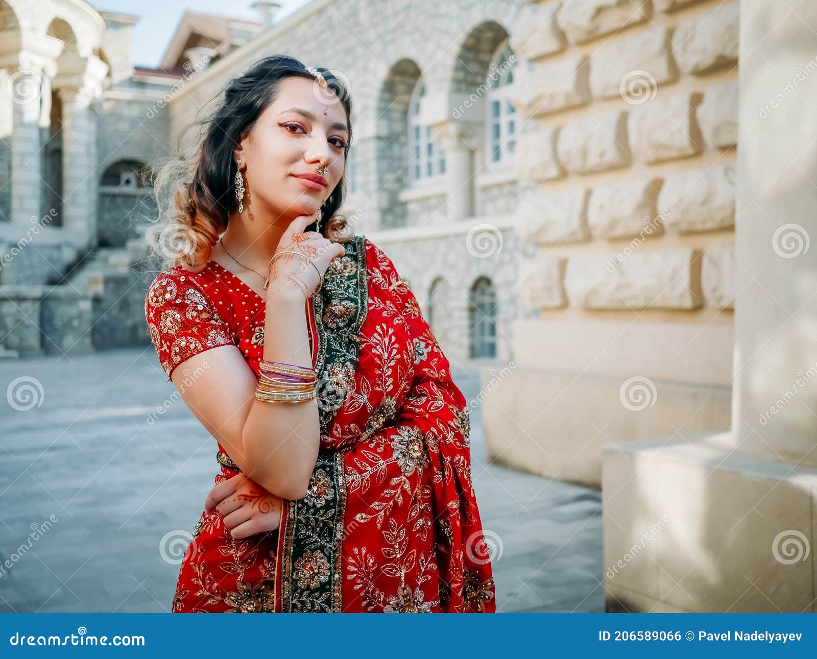 Bello Saree étnico Indio. Mujer Joven En Una Boda Sensual Roja Y Colorida Y  Un Sari Indio Muy Femenino Posando Sobre Una Vieja Foto de archivo - Imagen  de costumbre, belleza: 206589066