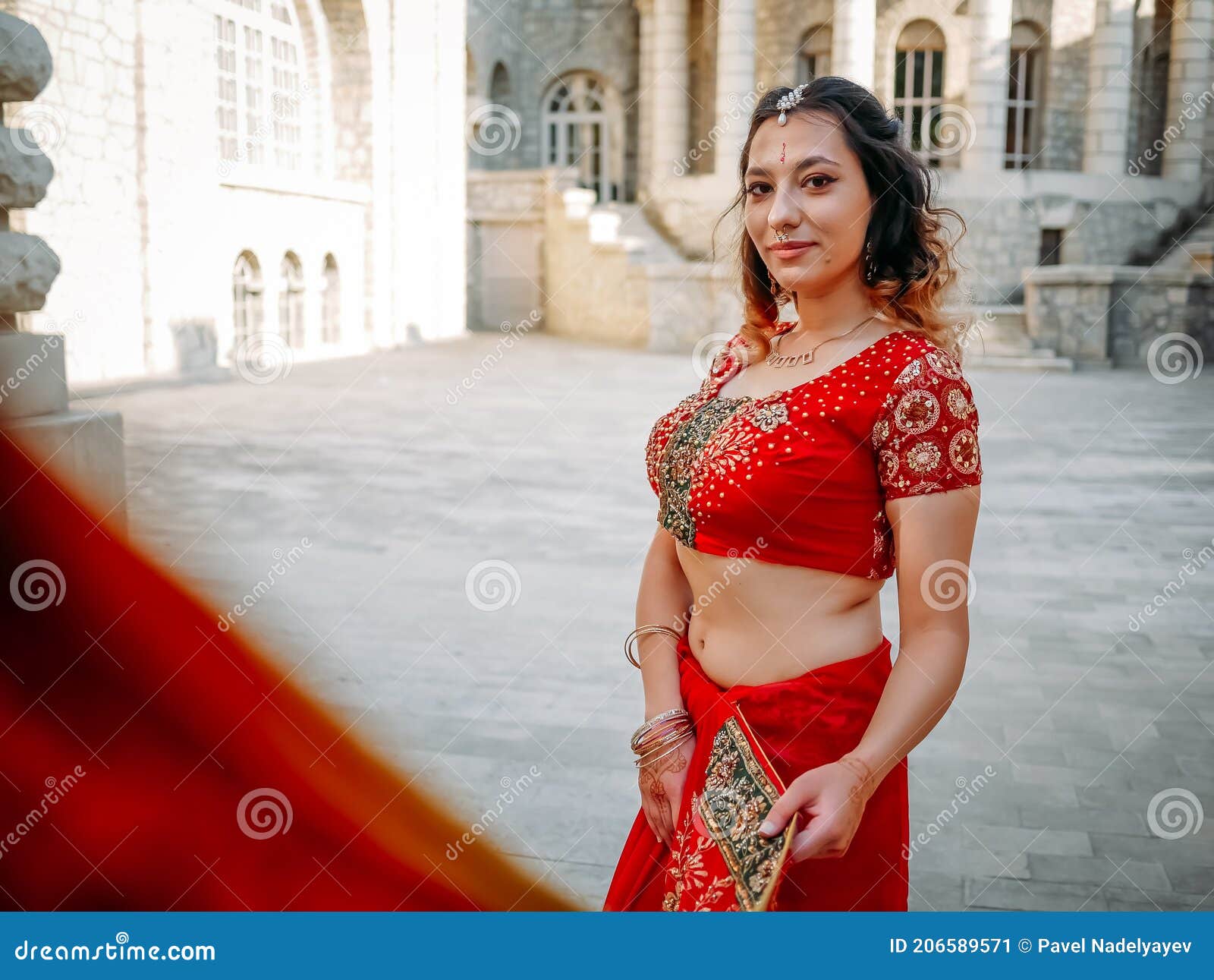 Bello Saree étnico Indio. Mujer Joven En Una Boda Sensual Roja Y Colorida Y  Un Sari Indio Muy Femenino Posando Sobre Una Vieja Imagen de archivo -  Imagen de cultura, alineada: 206589571