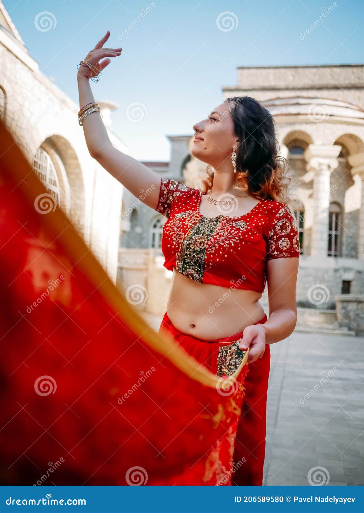 Bello Saree étnico Indio. Mujer Joven En Una Boda Sensual Roja Y Colorida Y  Un Sari Indio Muy Femenino Posando Sobre Una Vieja Foto de archivo - Imagen  de ropa, asia: 206589580