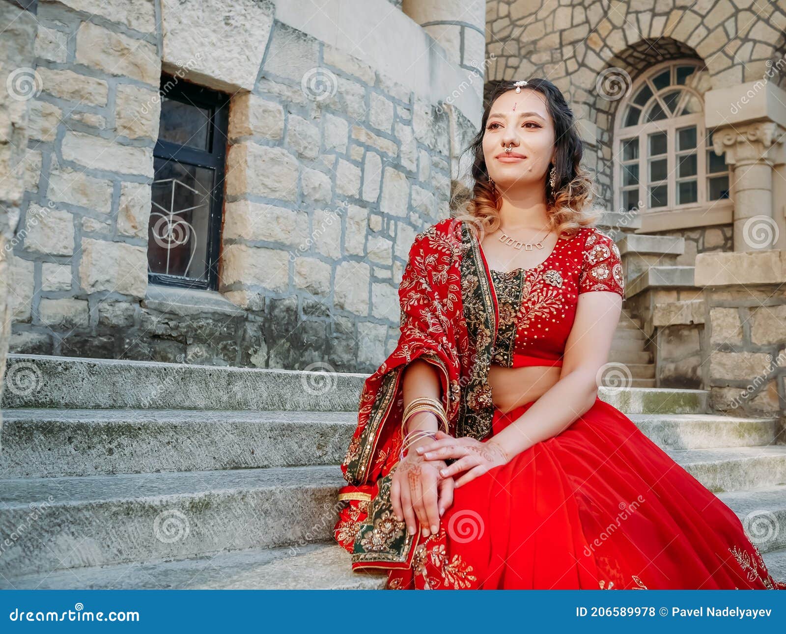 Bello Saree étnico Indio. Mujer Joven En Una Boda Sensual Roja Y Colorida Y  Un Sari Indio Muy Femenino Posando Sobre Una Vieja Foto de archivo - Imagen  de diosa, costumbre: 206589978