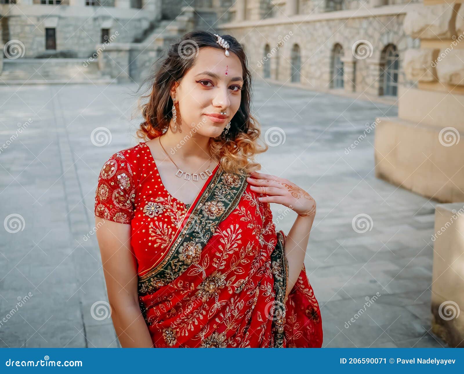 Bello Saree étnico Indio. Mujer Joven En Una Boda Sensual Roja Y Colorida Y  Un Sari Indio Muy Femenino Posando Sobre Una Vieja Imagen de archivo -  Imagen de belleza, pulsera: 206590071