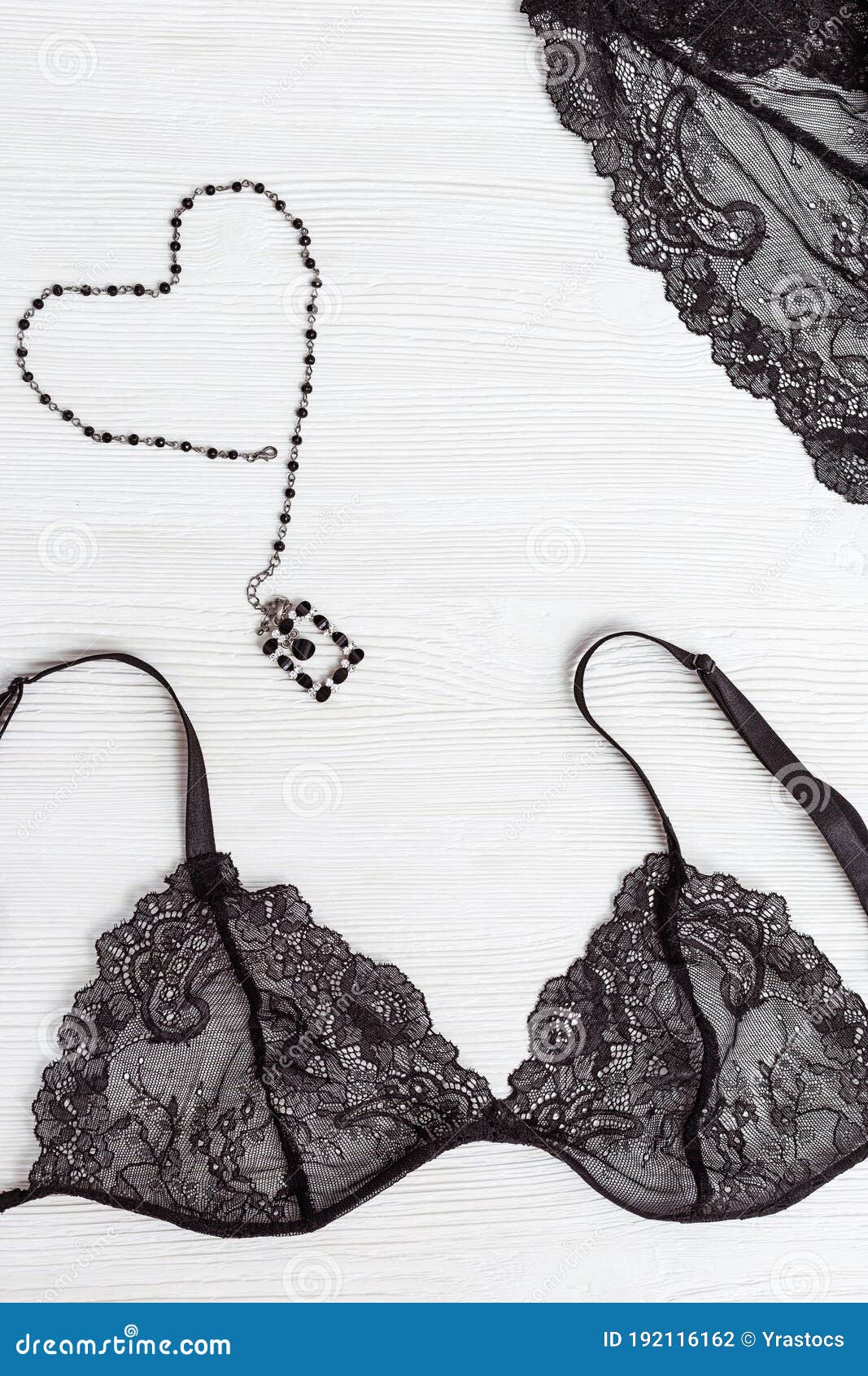 Bello Sujetador De De Seda Mujer. Lencería Negra Figura Cardíaca De La Cadena Delgada Foto de archivo - Imagen de hermoso, blanco: