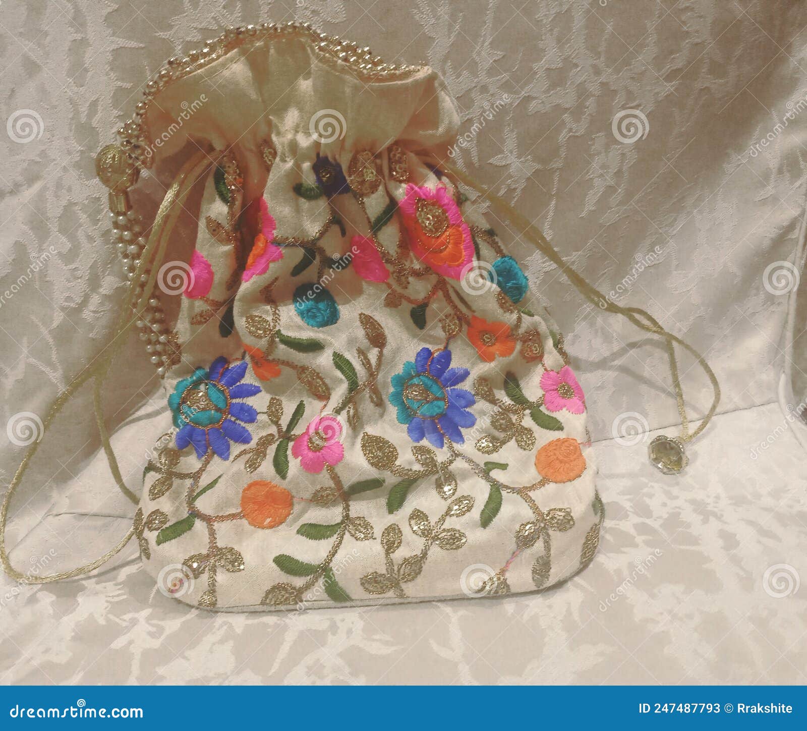 Apellido en cualquier sitio emocionante Bellos Bolsos De Cuerdas Con Bordado étnico. Accesorios De Fiesta. Imagen  de archivo - Imagen de encanto, bordado: 247487793