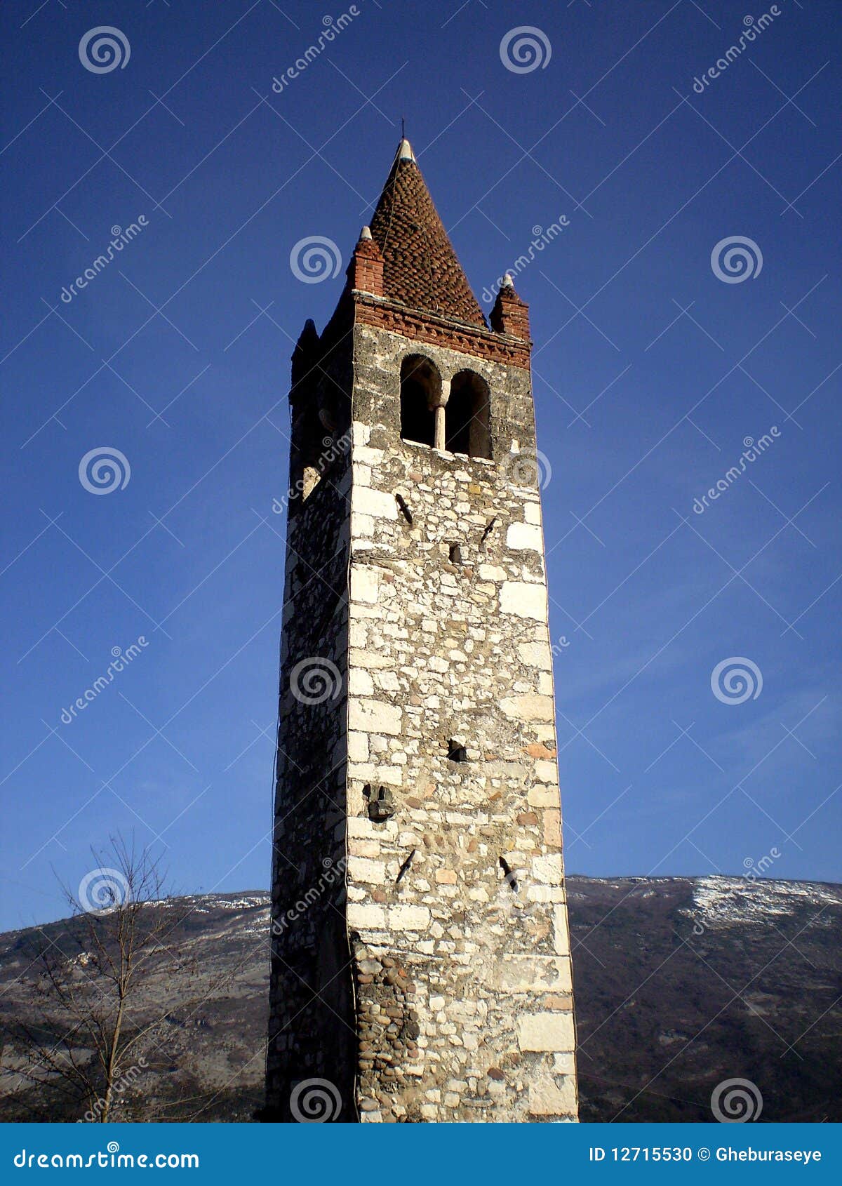 Belltower di Biagio del san. La torretta di segnalatore acustico del san Biagio è tutta che rimanga di una chiesa medioevale in un villaggio vicino alla città di Rovereto.