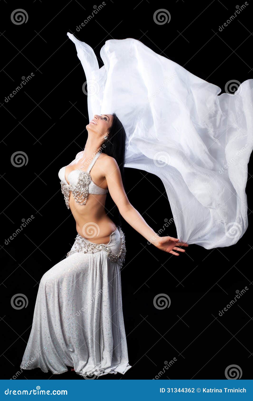 Bellydancer Danse Avec Un Voile En Soie Argenté Photo stock - Image du  isolement, mouvement: 31344362
