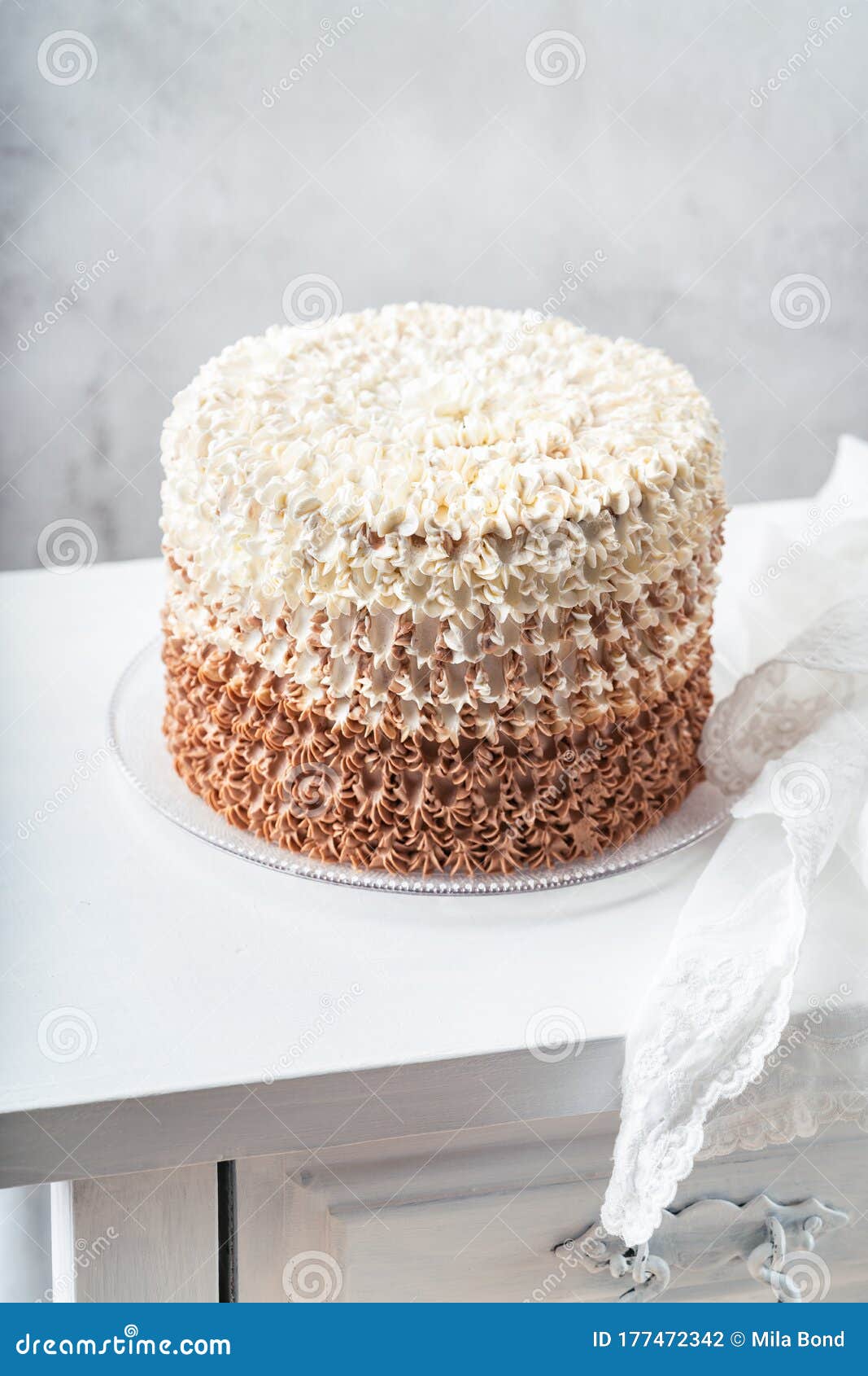 Bolo De Casamento Rosa Delicado Com Rosas E Lindas Flores Frescas Naturais  E Lírios Como Colocar Flores Frescas Em Um Bolo De but Foto de Stock -  Imagem de detalhes, flor: 169198006