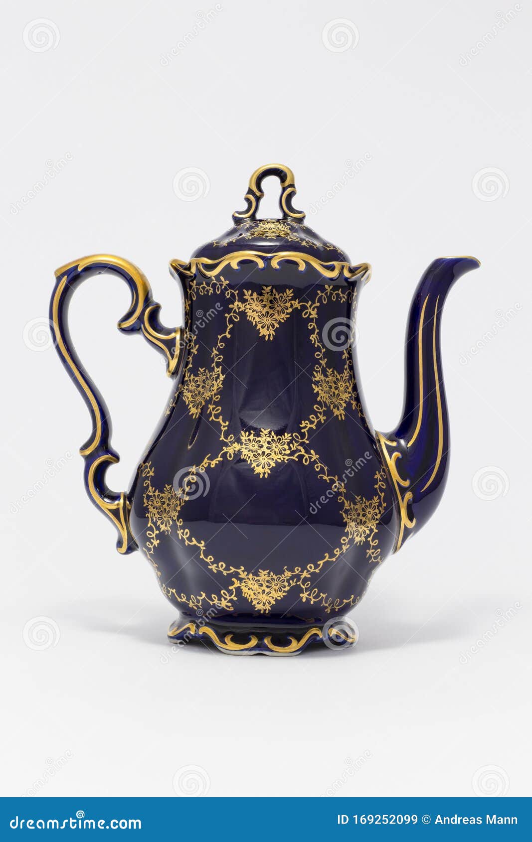 Jogo de chá de porcelana antigo com ornamento floral isolado em