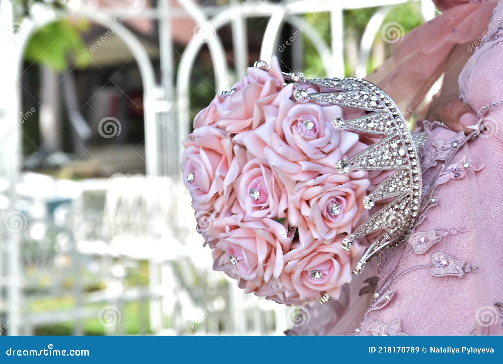 Belo Buquê De Casamento Da Noiva De Rosas Cor-de-rosa Com Um Suporte  Prateado Na Forma De Uma Coroa Imagem de Stock - Imagem de evento, casado:  218170789