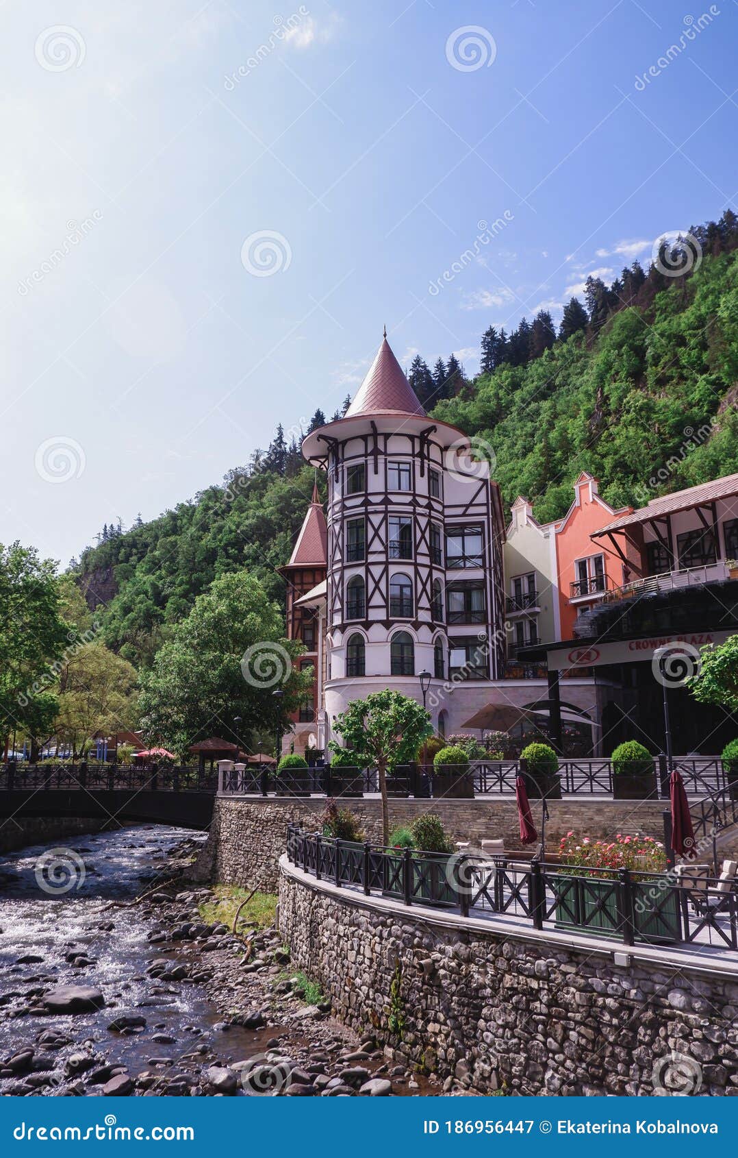 Vista da ponte sobre o rio da cidade turística de borjomi na