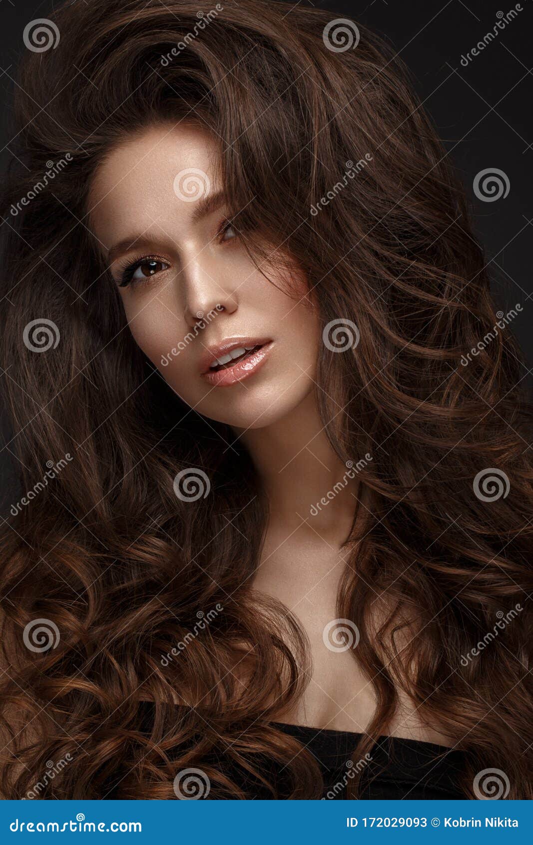 Belo Modelo De Morena Asiática Parece Uma Boneca : Volume Encurra Maquiagem  Clássica E Lábios Sexy. O Rosto Da Beleza. Foto de Stock - Imagem de  glamour, modelo: 173879630