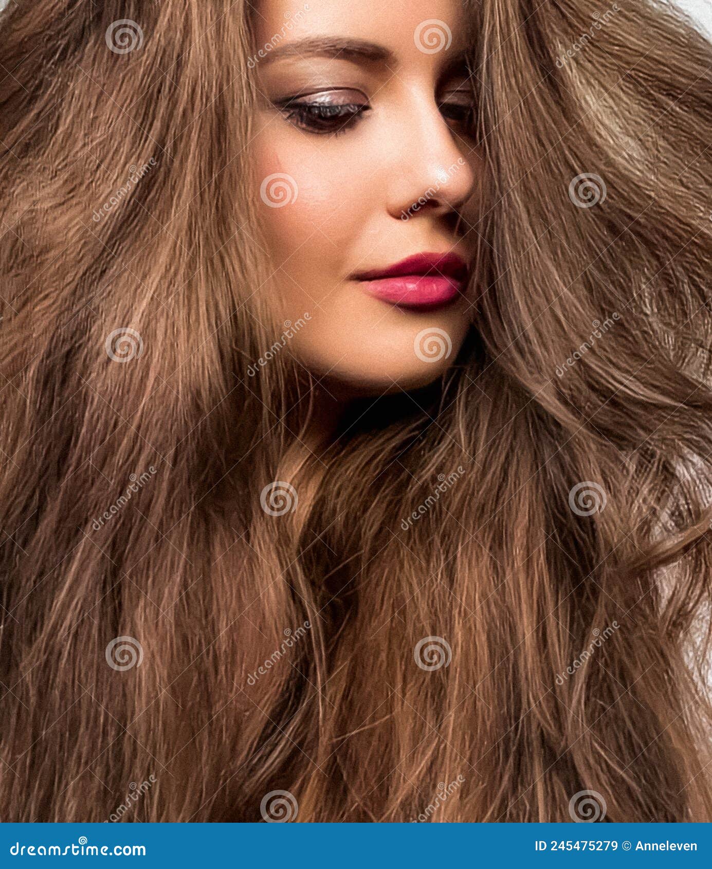 Cabelo loiro comprido lindo penteado mulher moda maquiagem